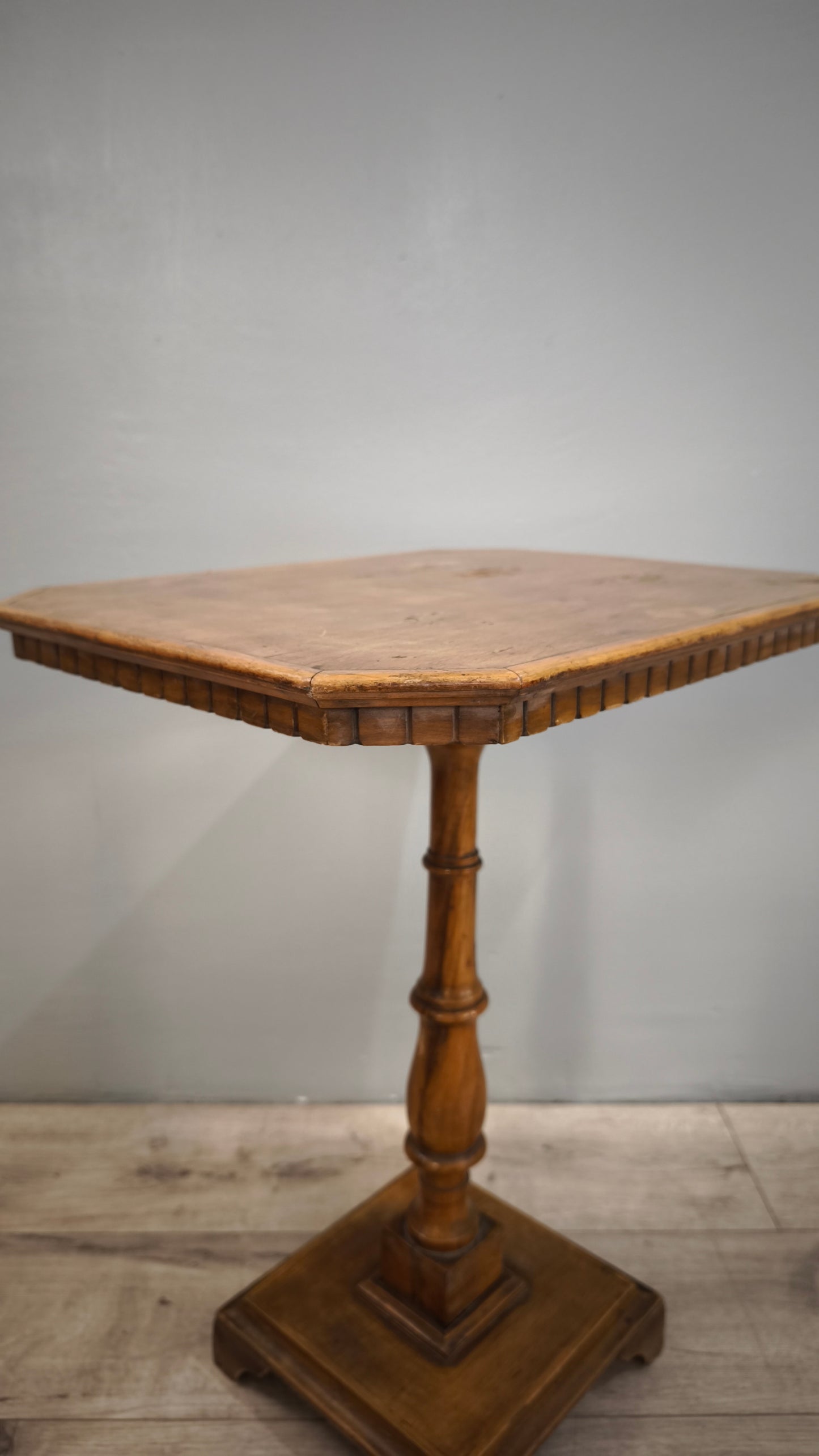 84212 Tavolino in legno con piano rettangolare e base quadrata