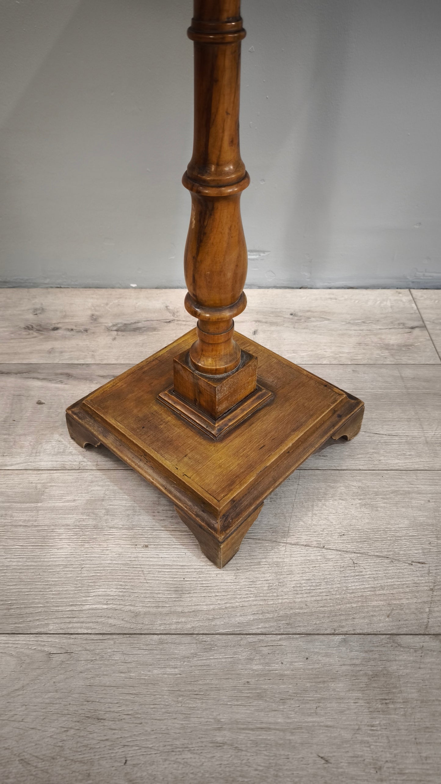 84212 Tavolino in legno con piano rettangolare e base quadrata