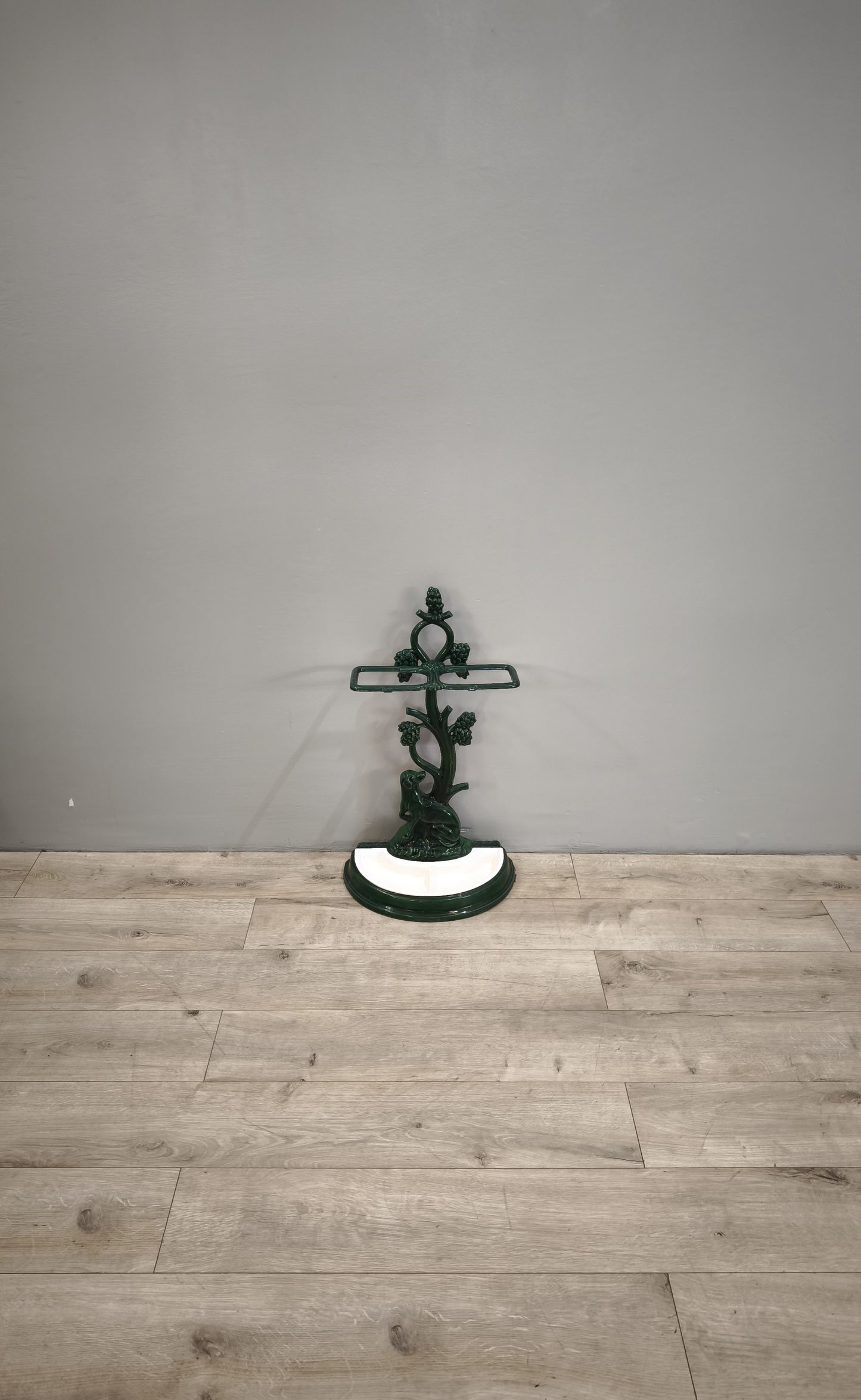 84210 Porta ombrelli in ghisa smaltata bianca e verde con statuina cane