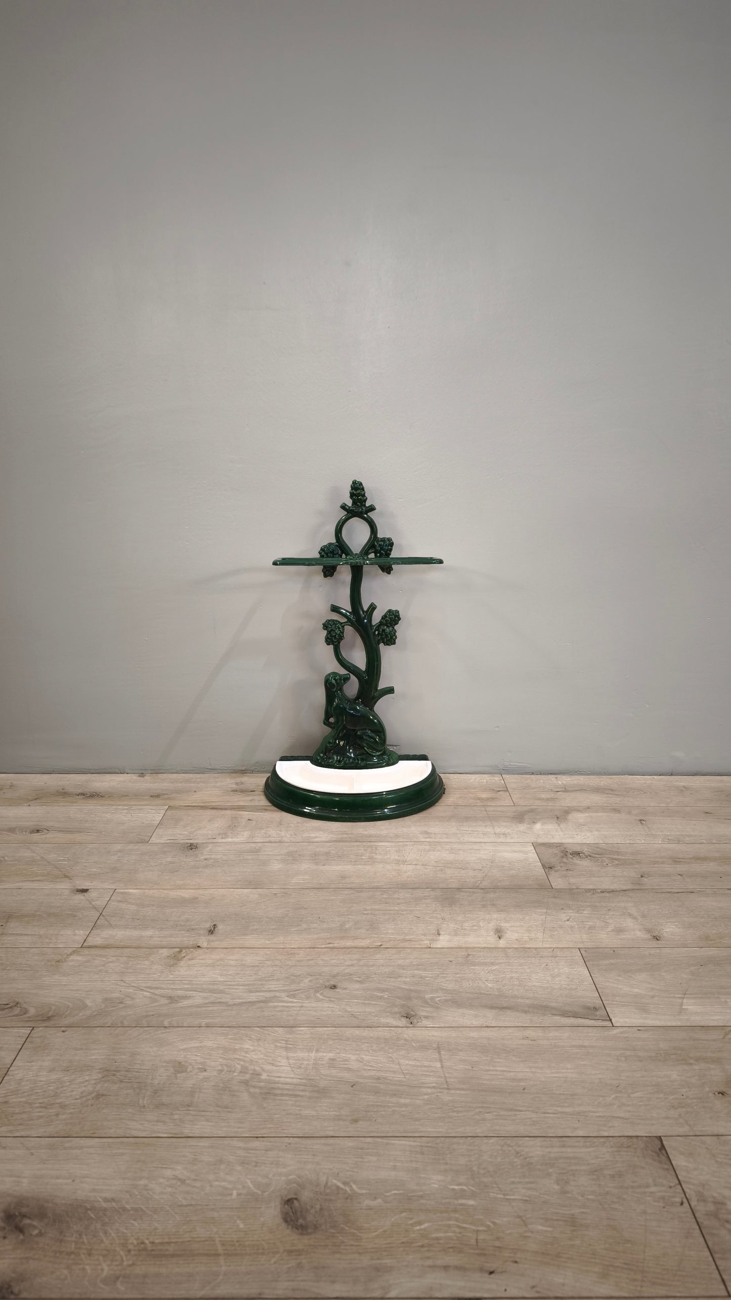 84210 Porta ombrelli in ghisa smaltata bianca e verde con statuina cane