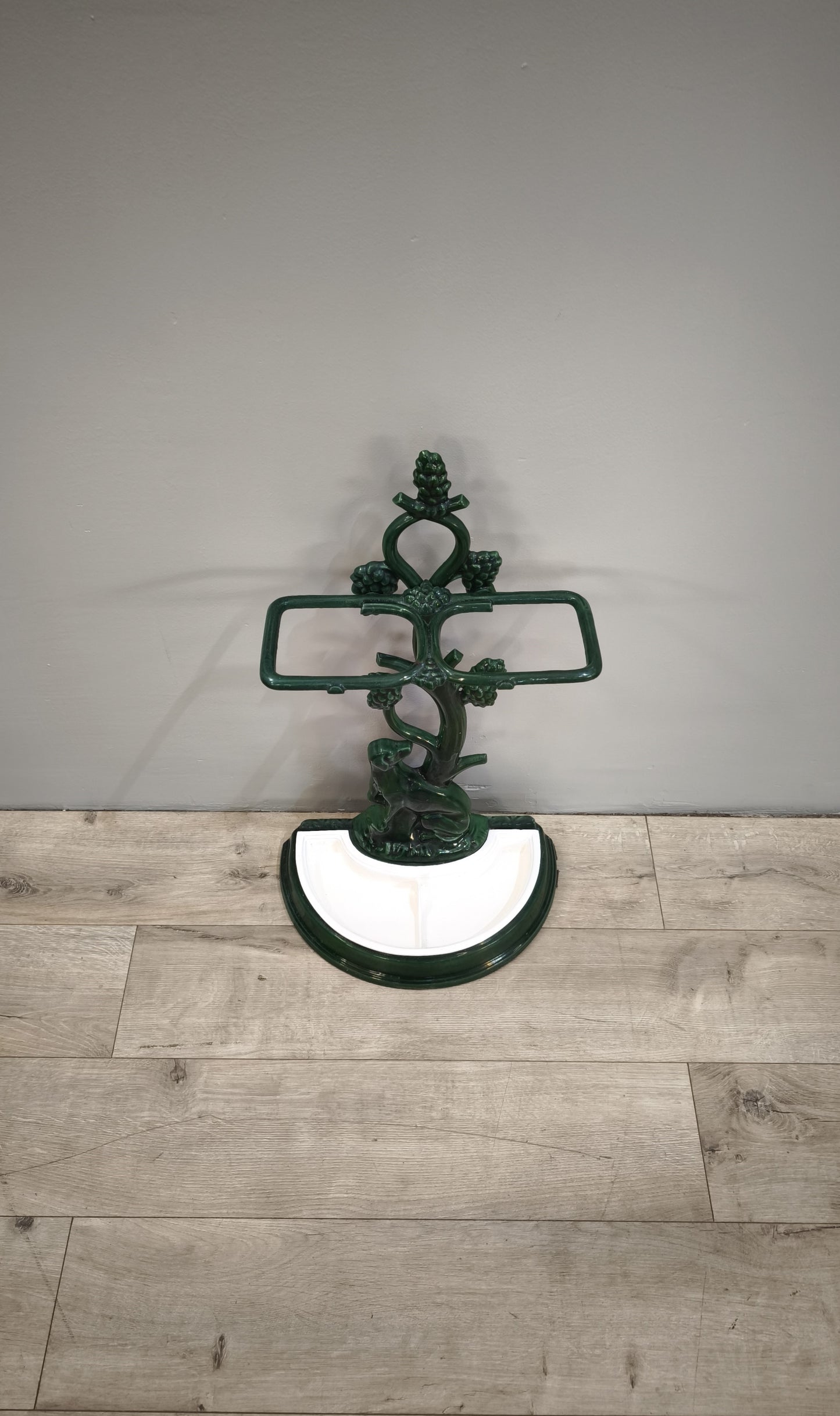 84210 Porta ombrelli in ghisa smaltata bianca e verde con statuina cane