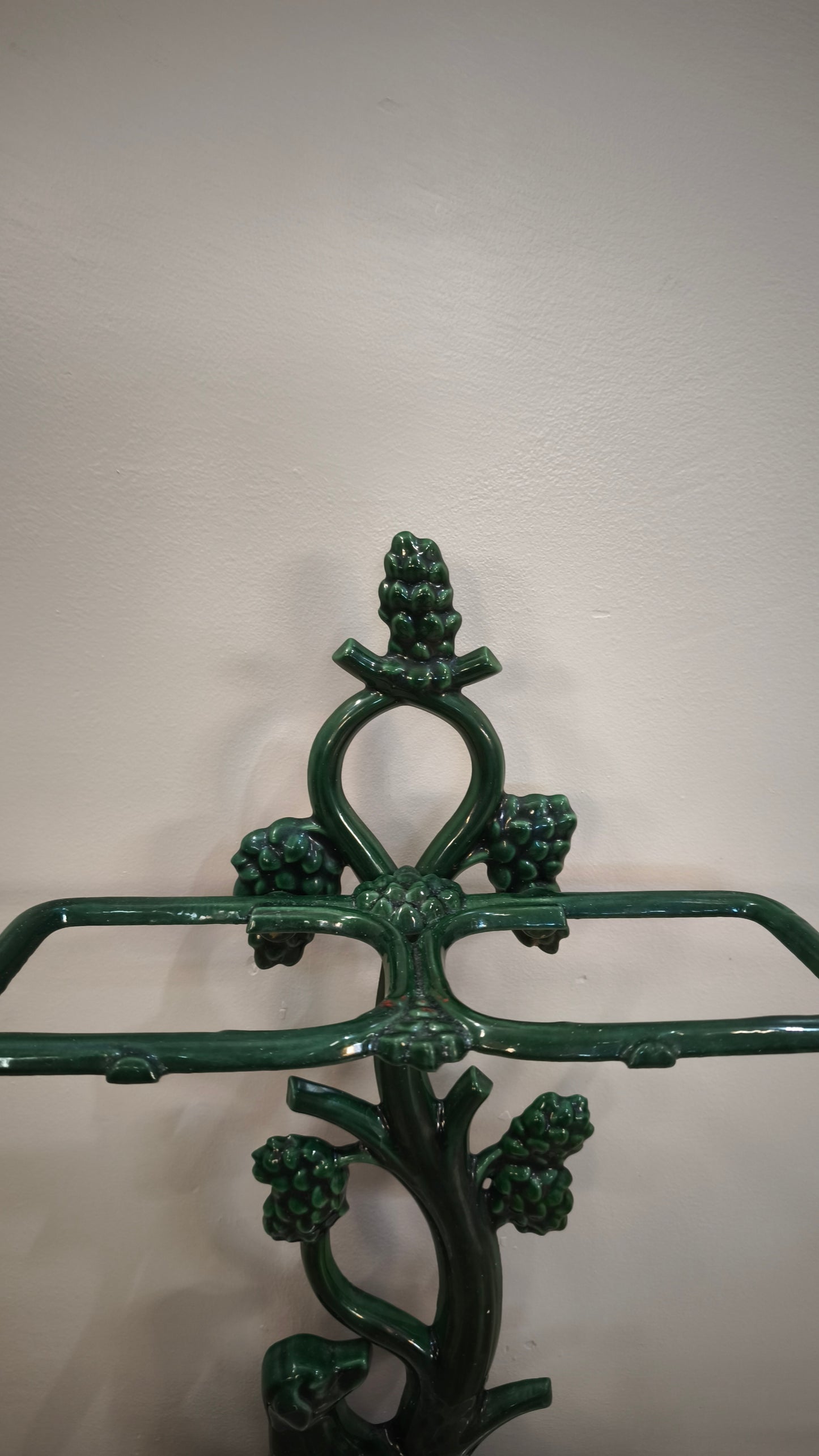 84210 Porta ombrelli in ghisa smaltata bianca e verde con statuina cane