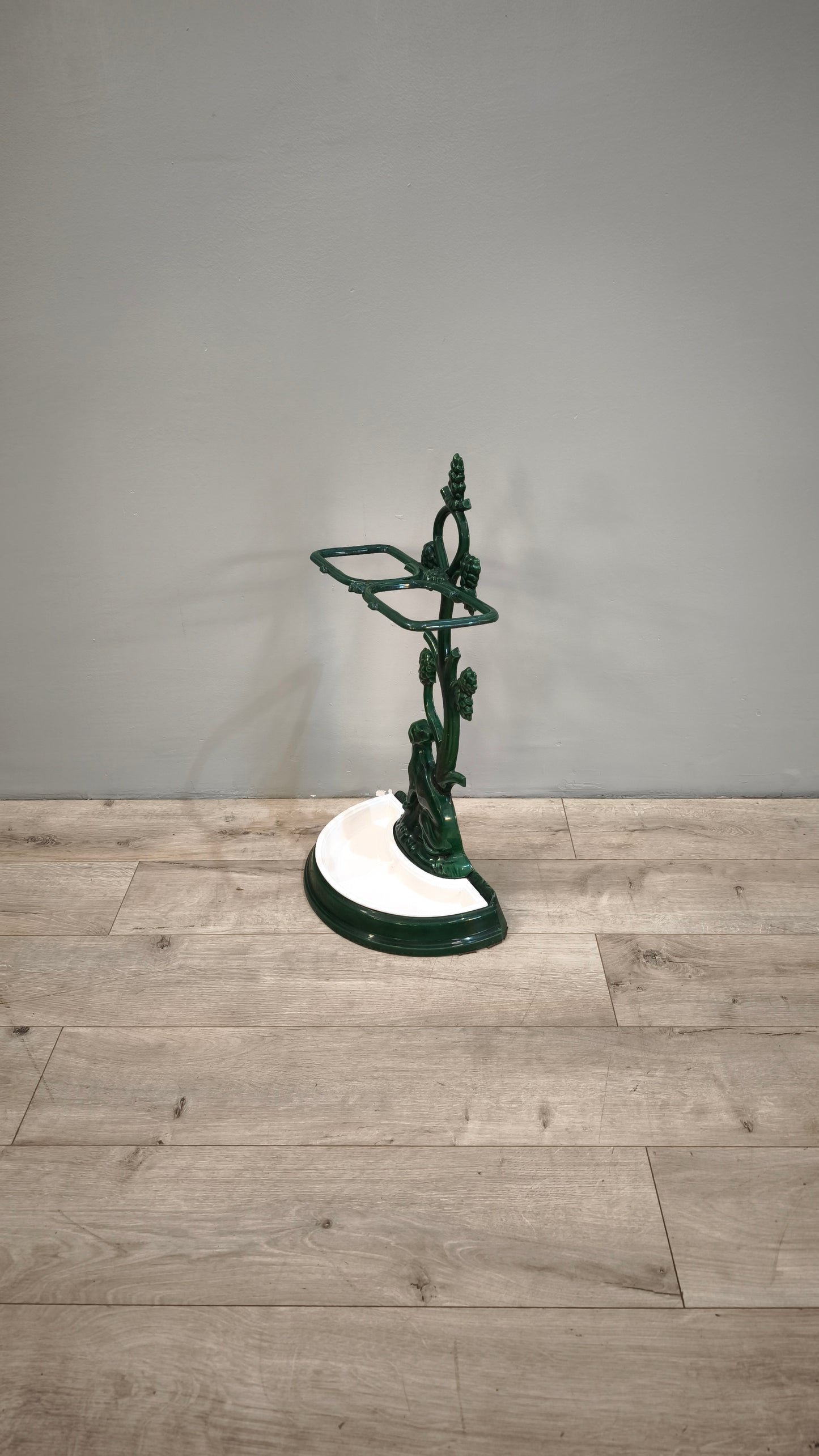 84210 Porta ombrelli in ghisa smaltata bianca e verde con statuina cane