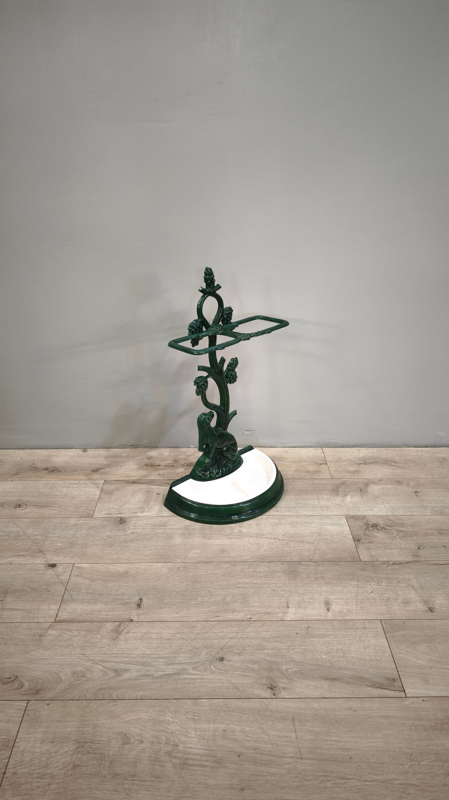 84210 Porta ombrelli in ghisa smaltata bianca e verde con statuina cane