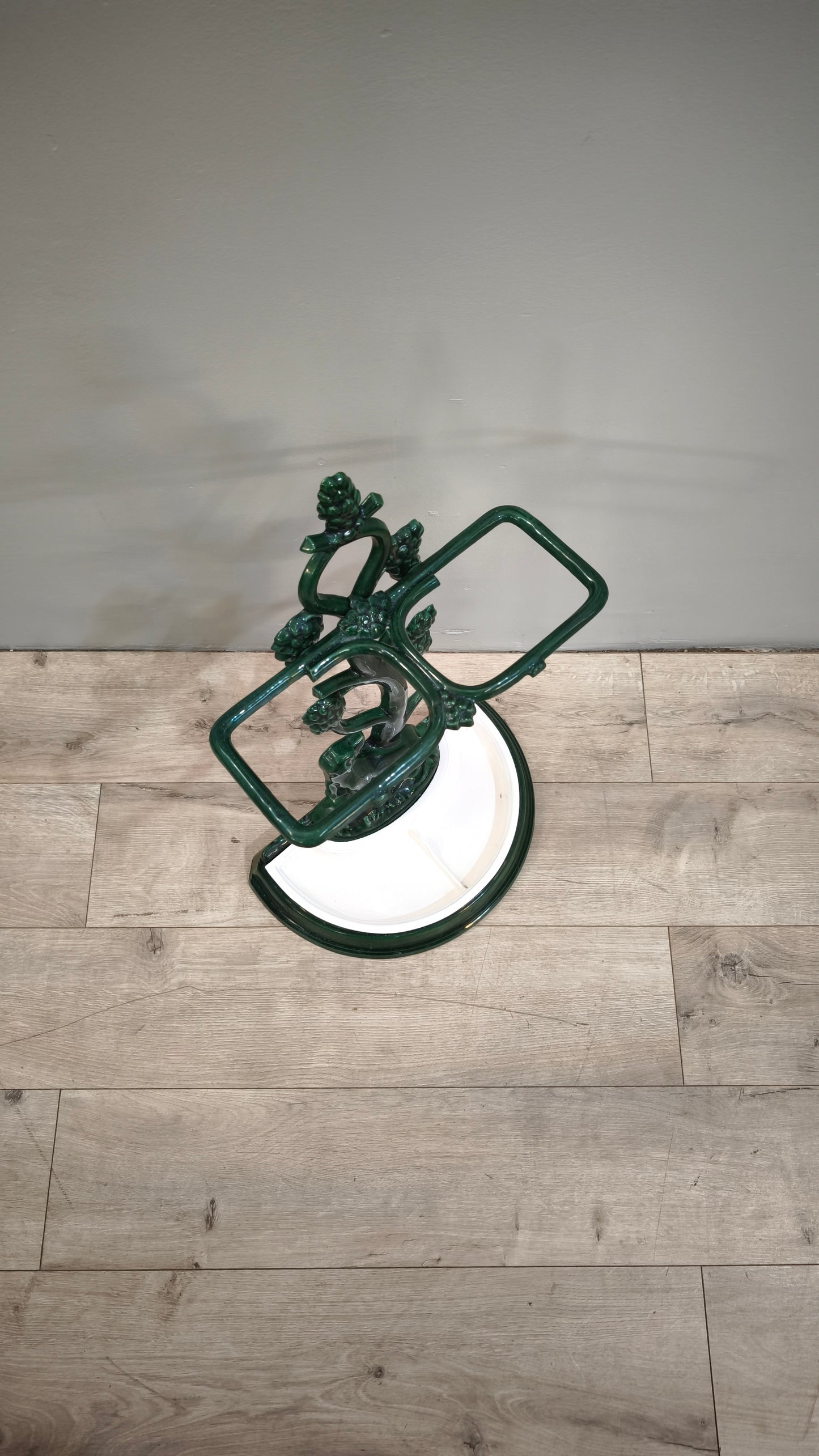 84210 Porta ombrelli in ghisa smaltata bianca e verde con statuina cane