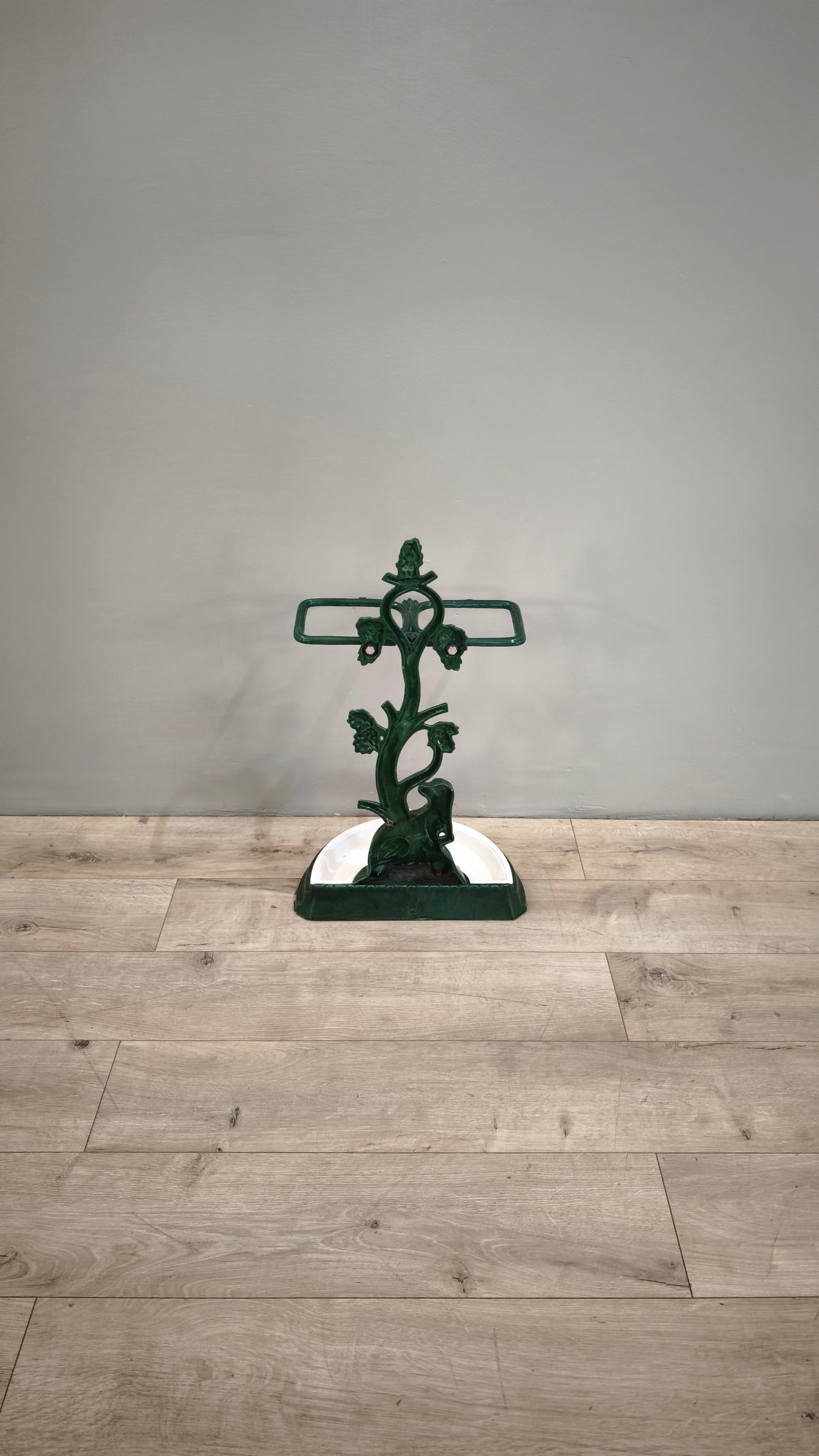 84210 Porta ombrelli in ghisa smaltata bianca e verde con statuina cane
