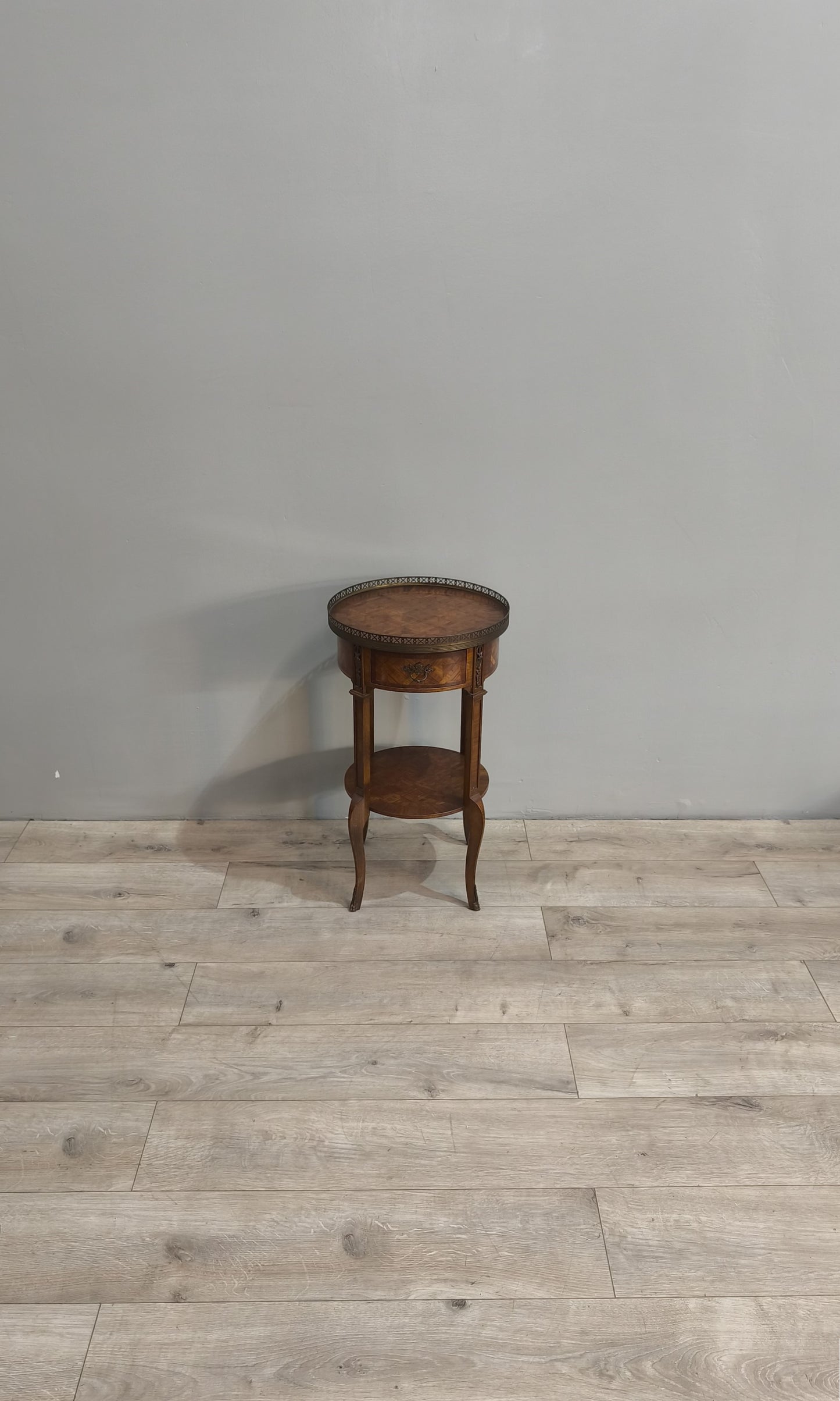 84222 Tavolino rotondo in legno intarsiato con doppio ripiano