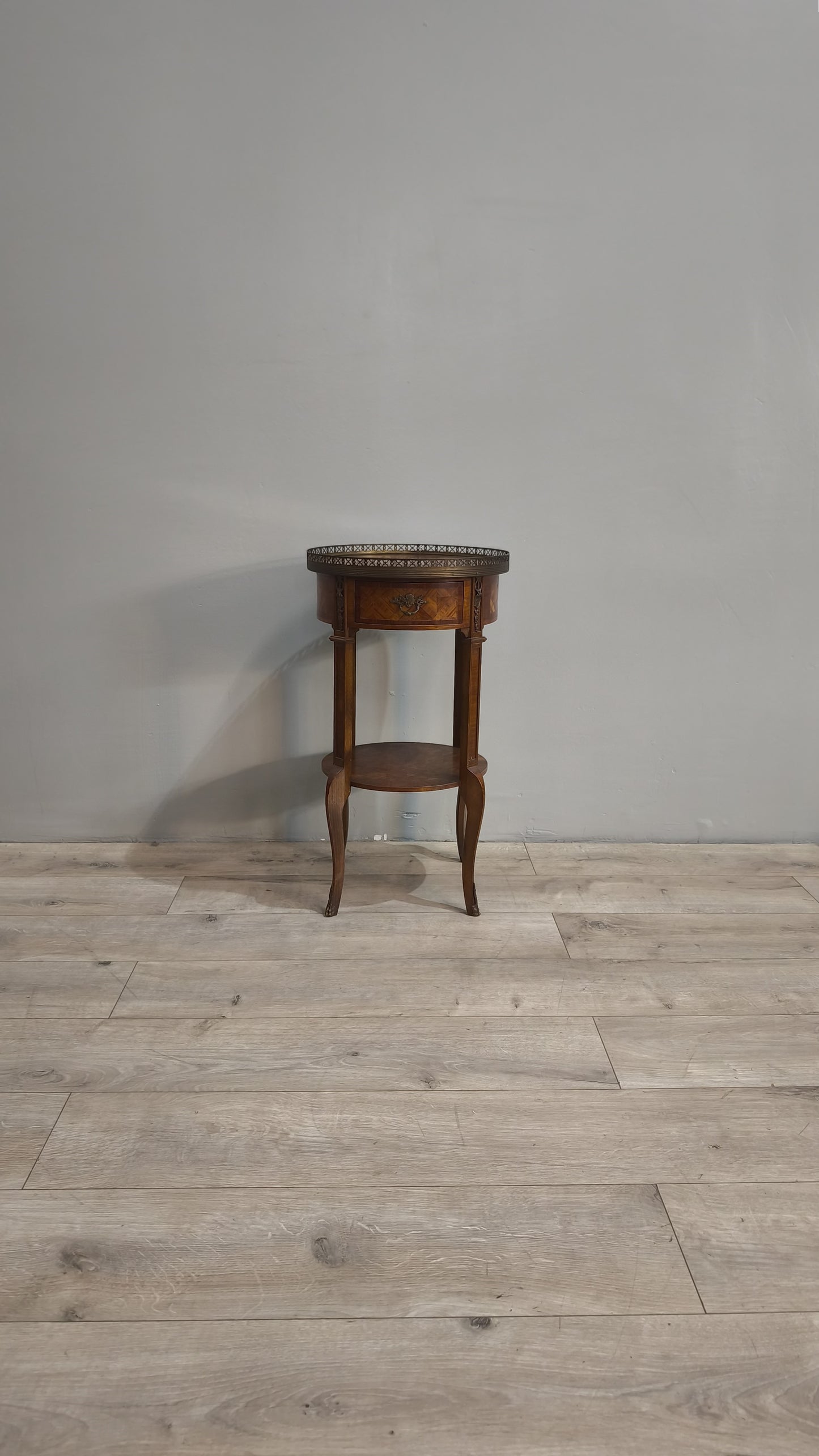 84222 Tavolino rotondo in legno intarsiato con doppio ripiano