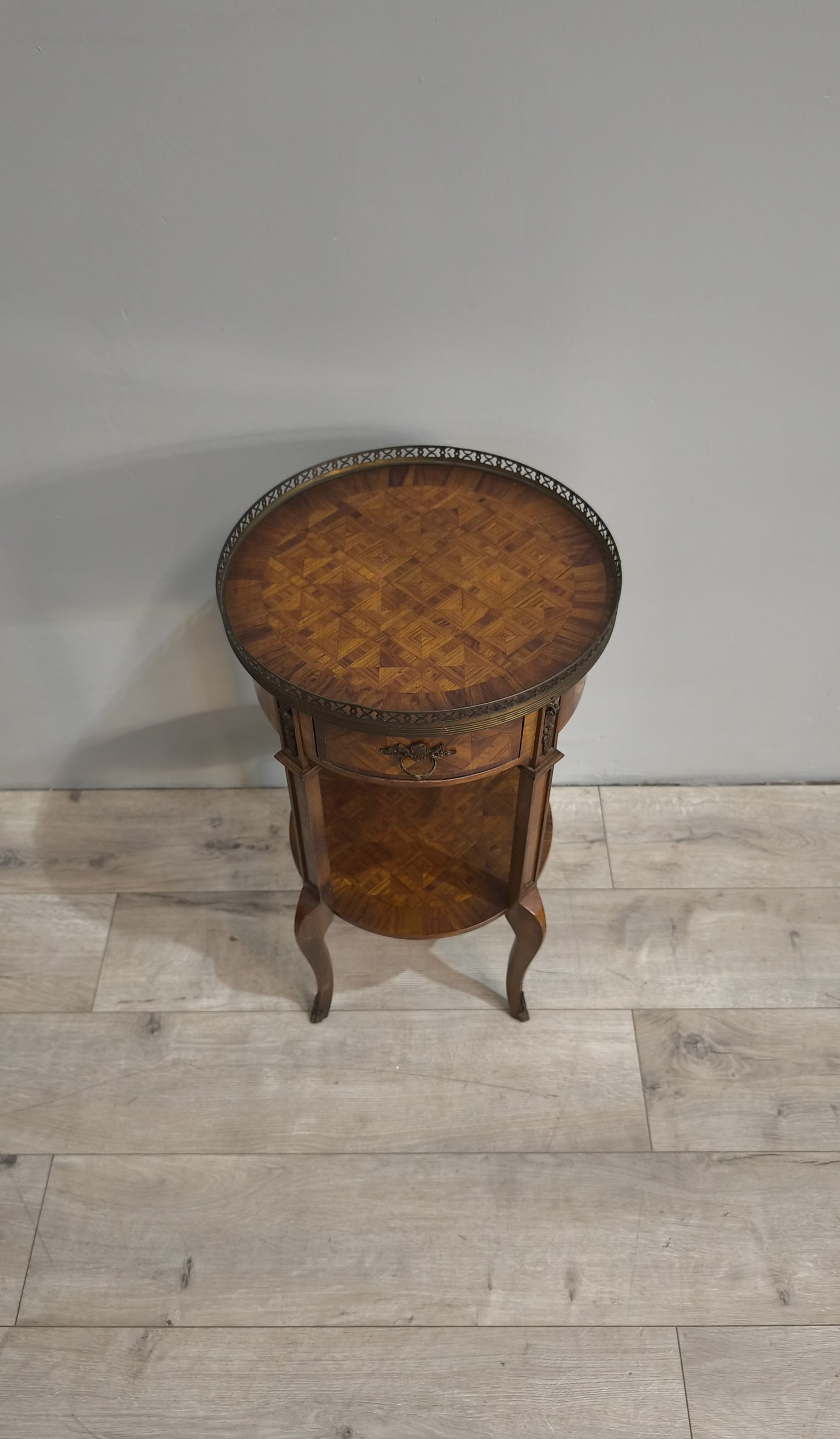 84222 Tavolino rotondo in legno intarsiato con doppio ripiano