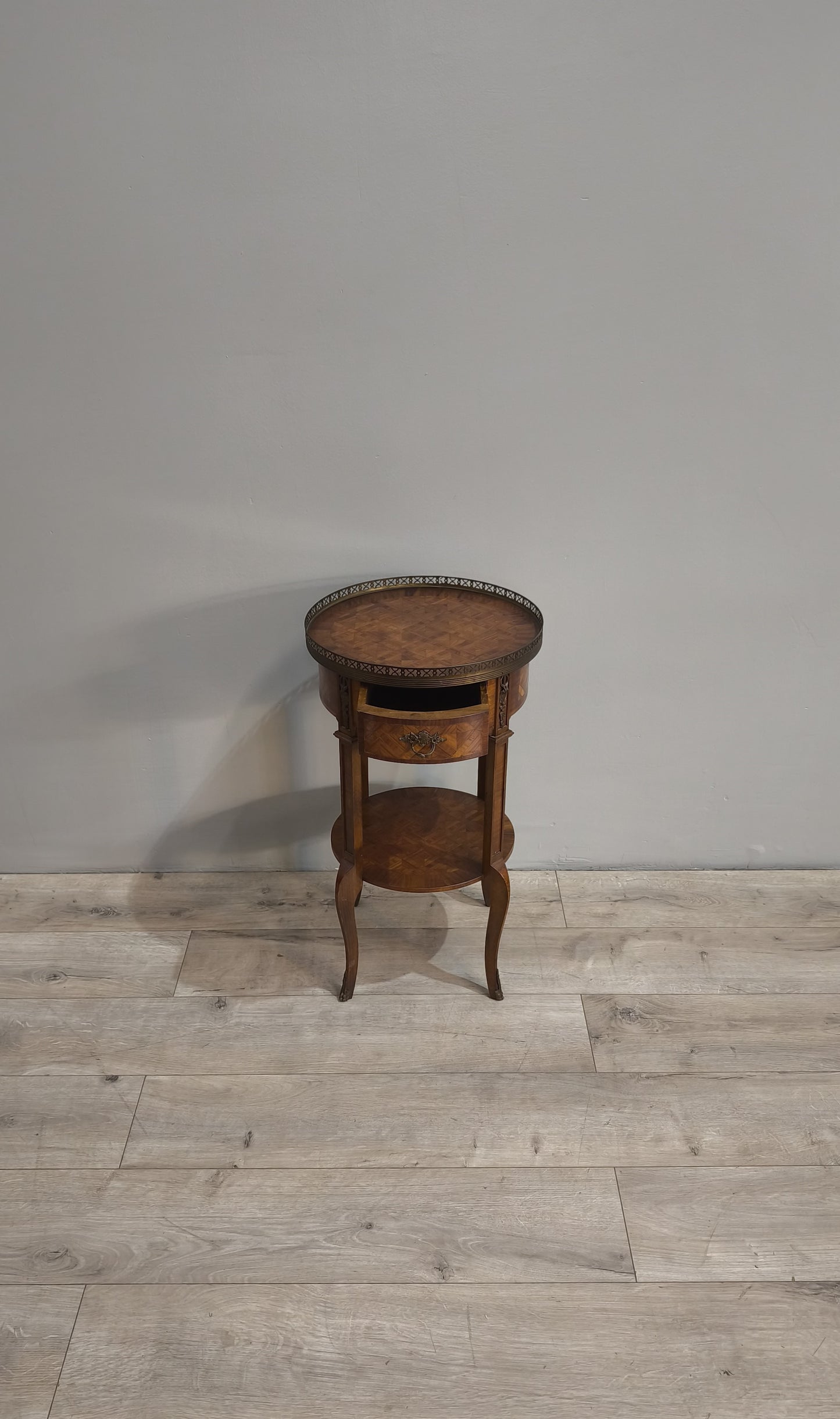 84222 Tavolino rotondo in legno intarsiato con doppio ripiano