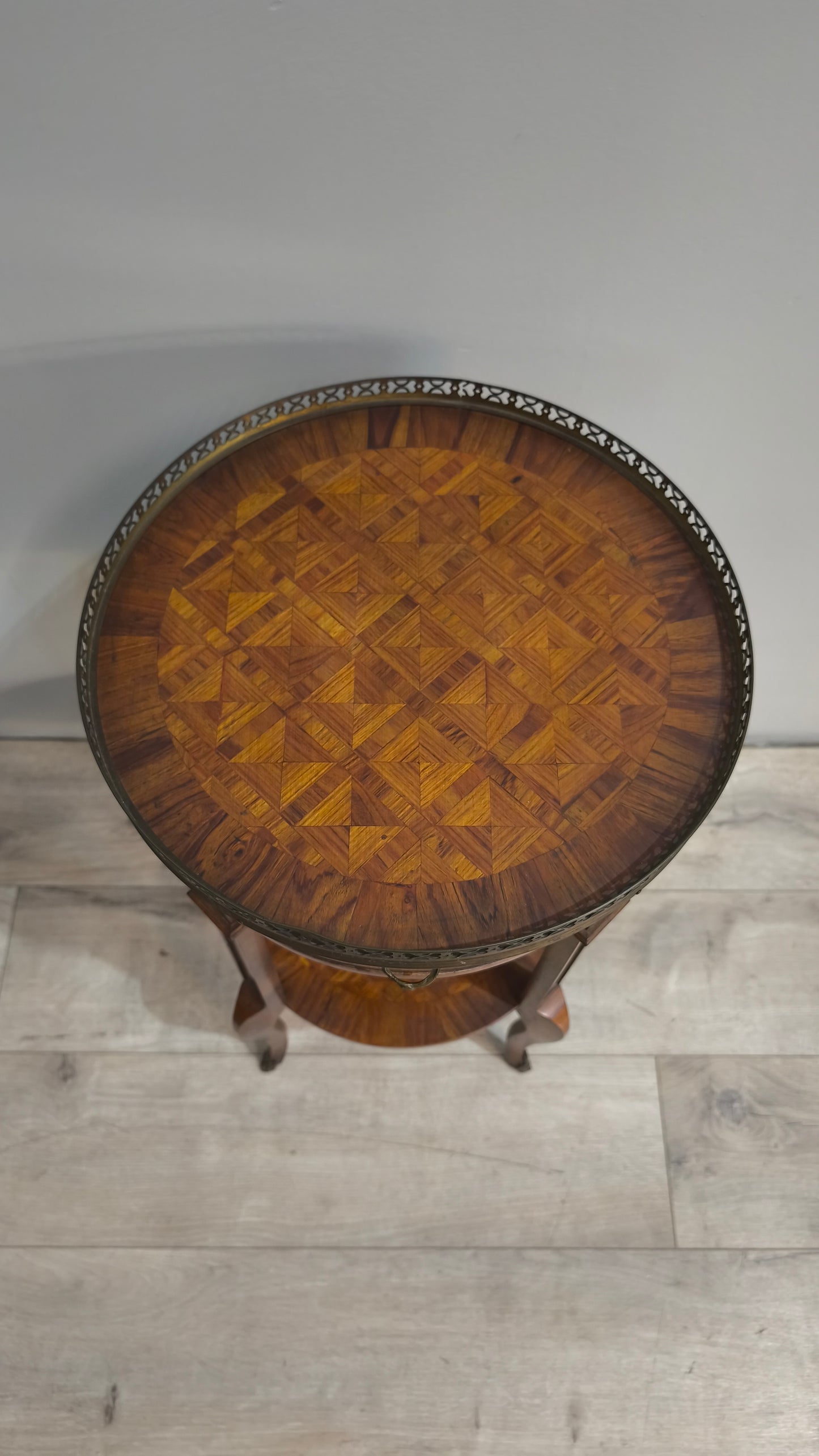 84222 Tavolino rotondo in legno intarsiato con doppio ripiano