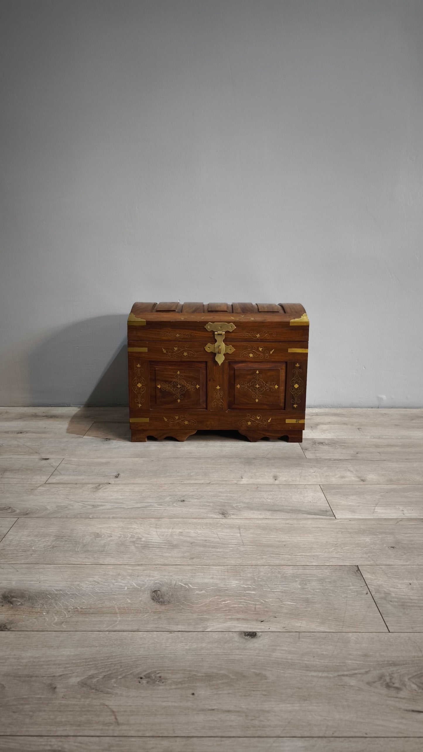 84214 Baule in legno di teak intarsiato con inserti in ottone
