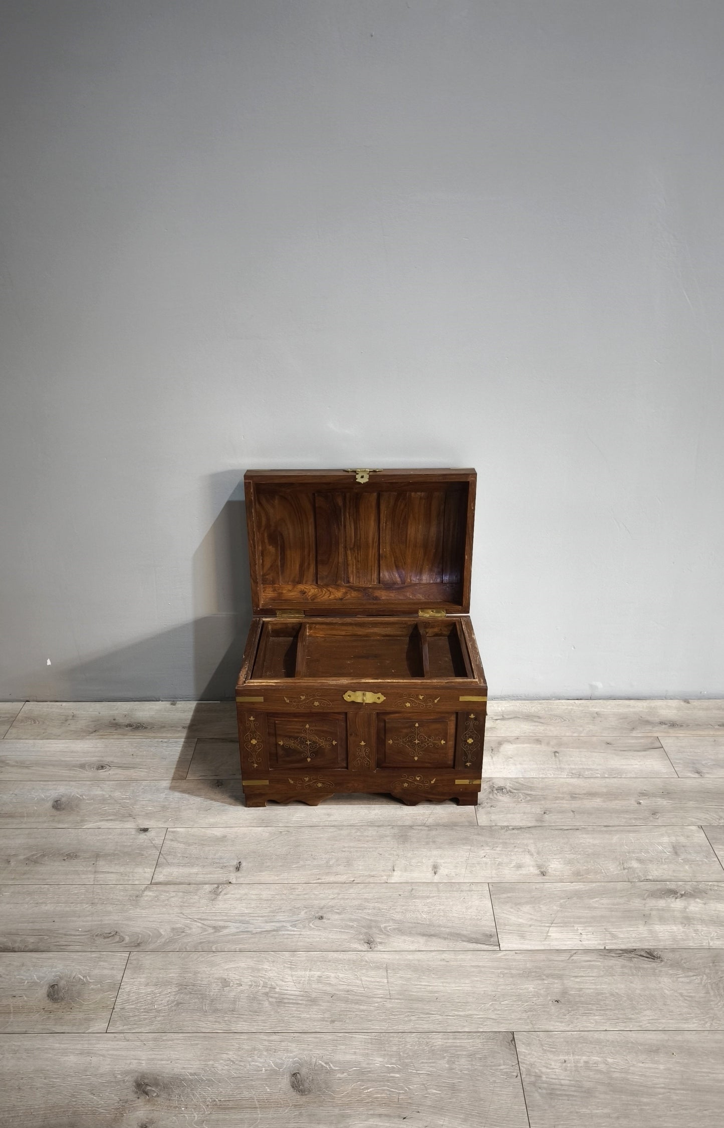 84214 Baule in legno di teak intarsiato con inserti in ottone
