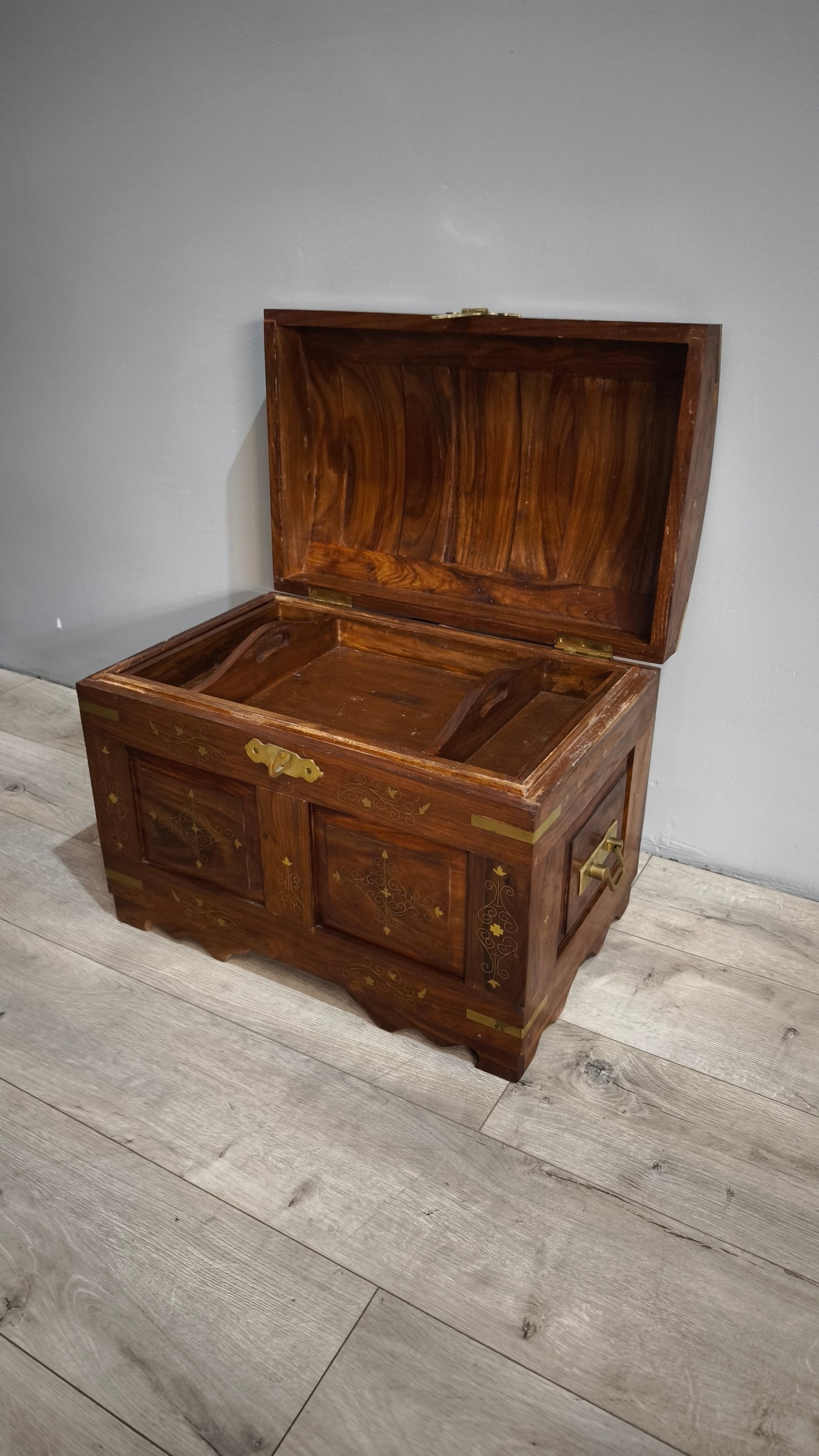84214 Baule in legno di teak intarsiato con inserti in ottone