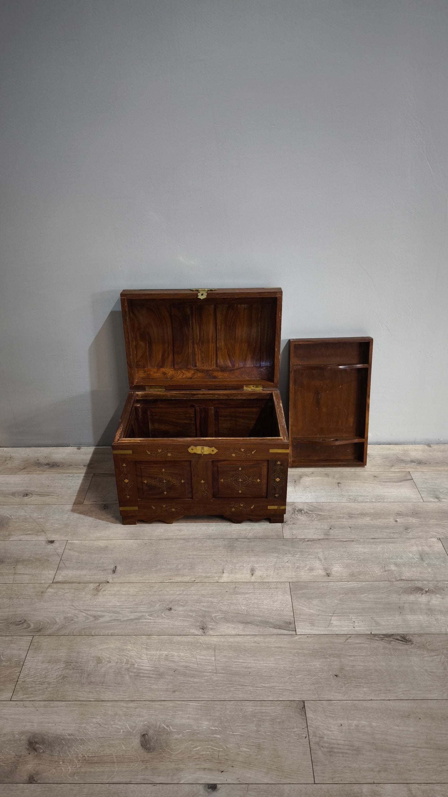 84214 Baule in legno di teak intarsiato con inserti in ottone