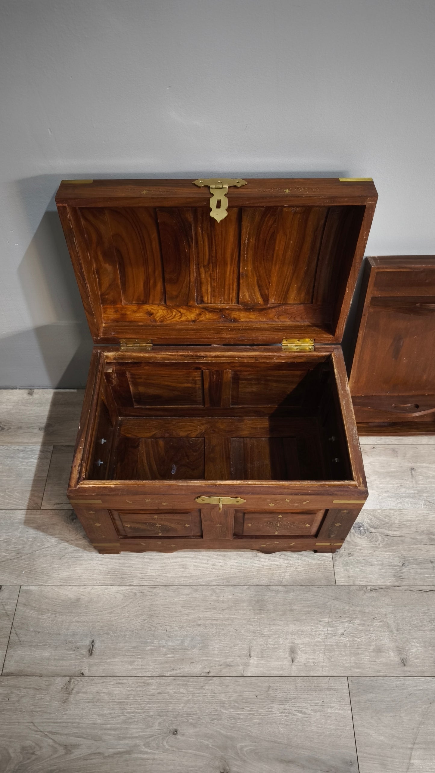 84214 Baule in legno di teak intarsiato con inserti in ottone