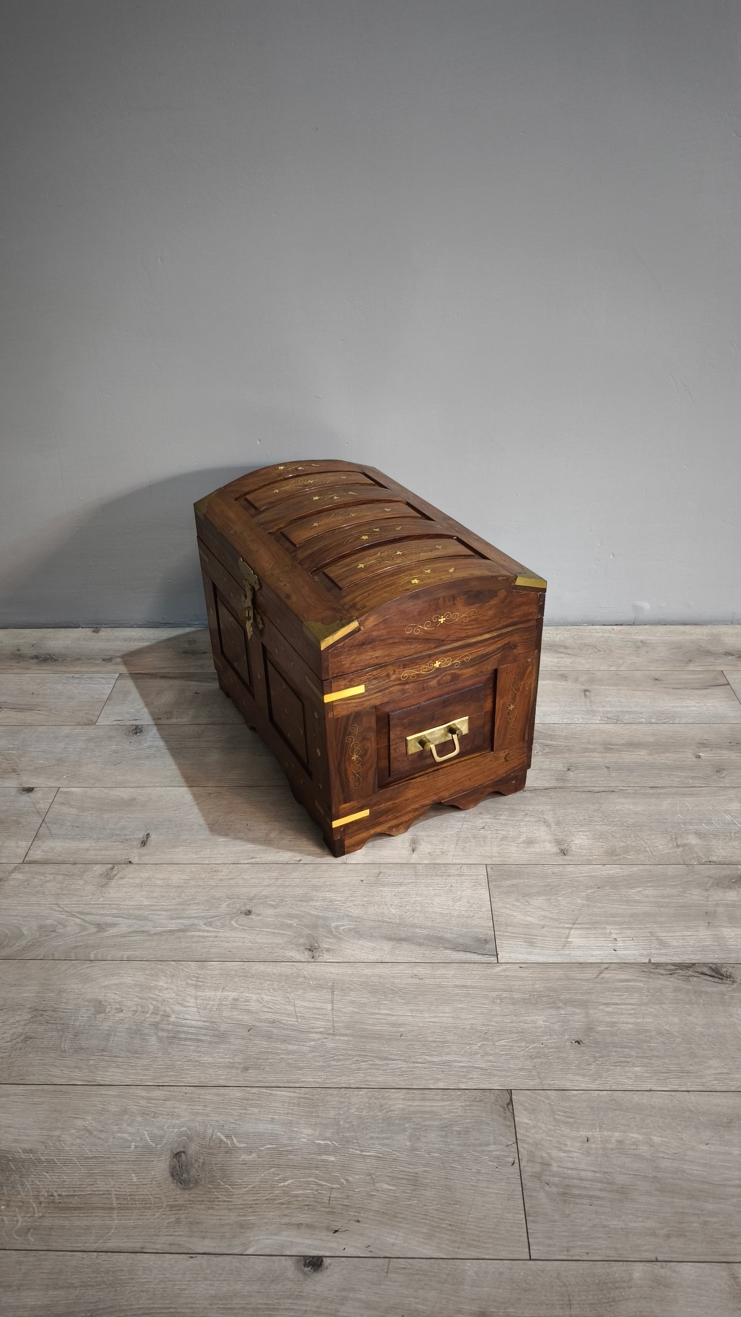 84214 Baule in legno di teak intarsiato con inserti in ottone