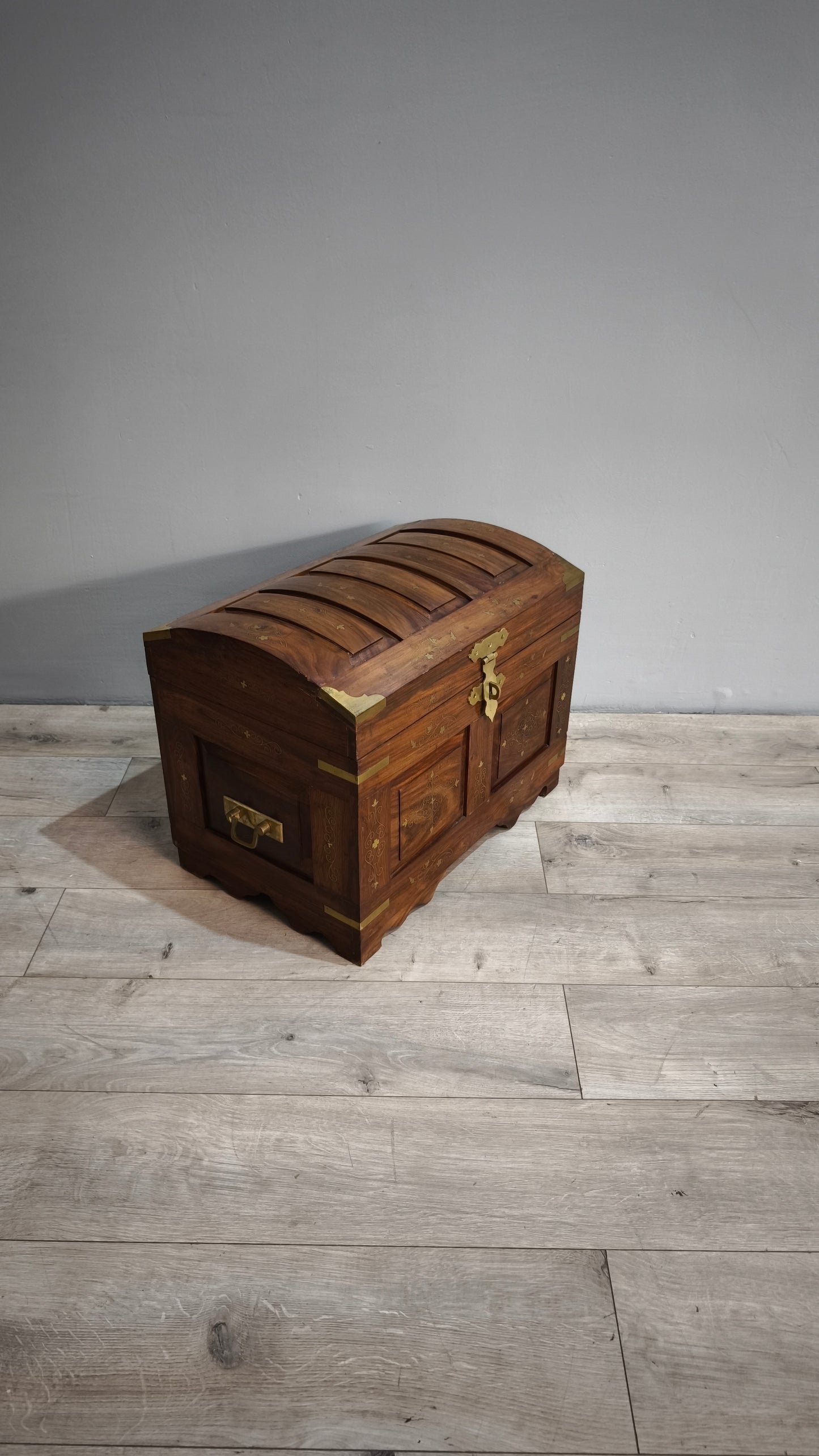 84214 Baule in legno di teak intarsiato con inserti in ottone