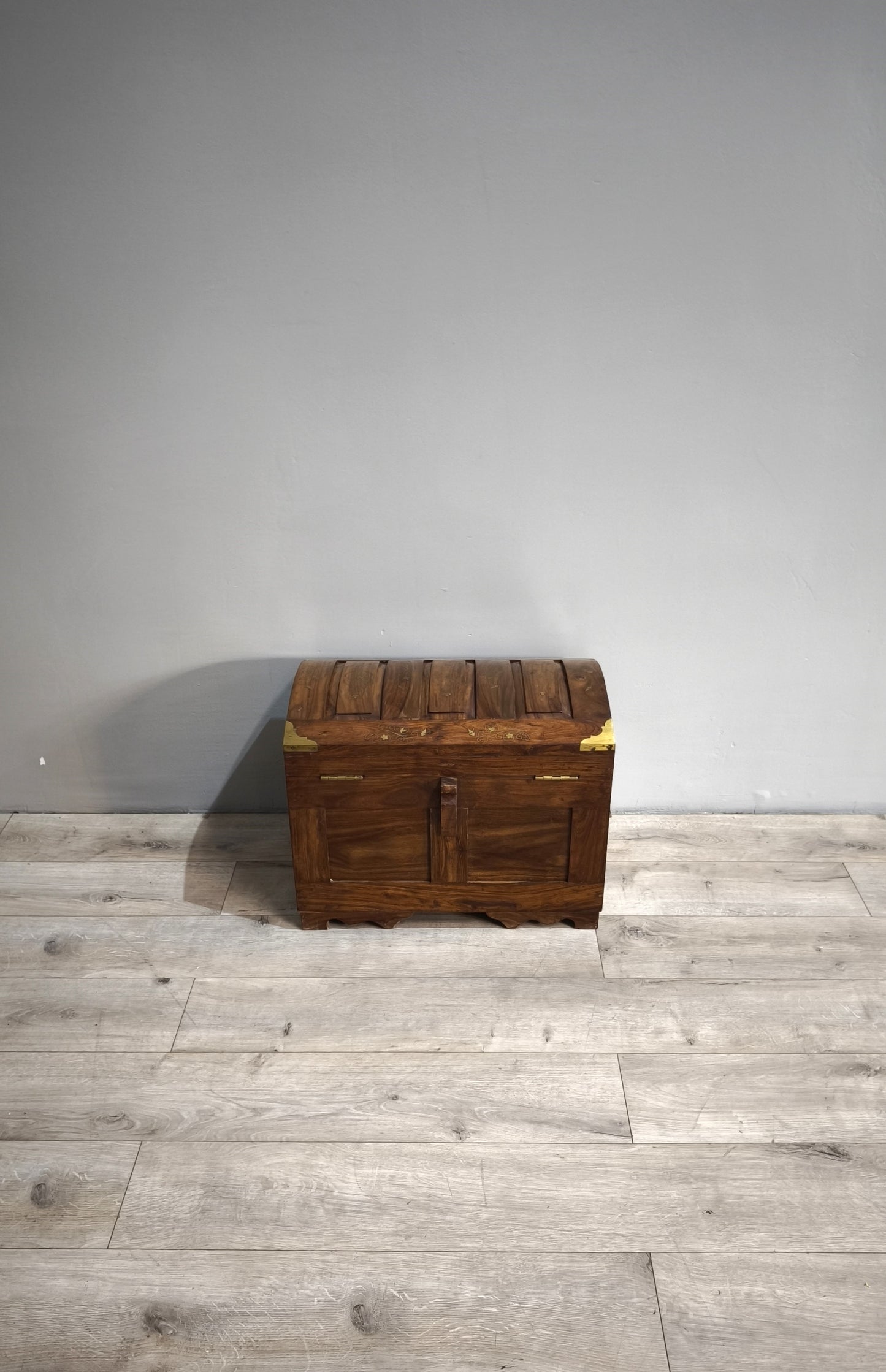 84214 Baule in legno di teak intarsiato con inserti in ottone