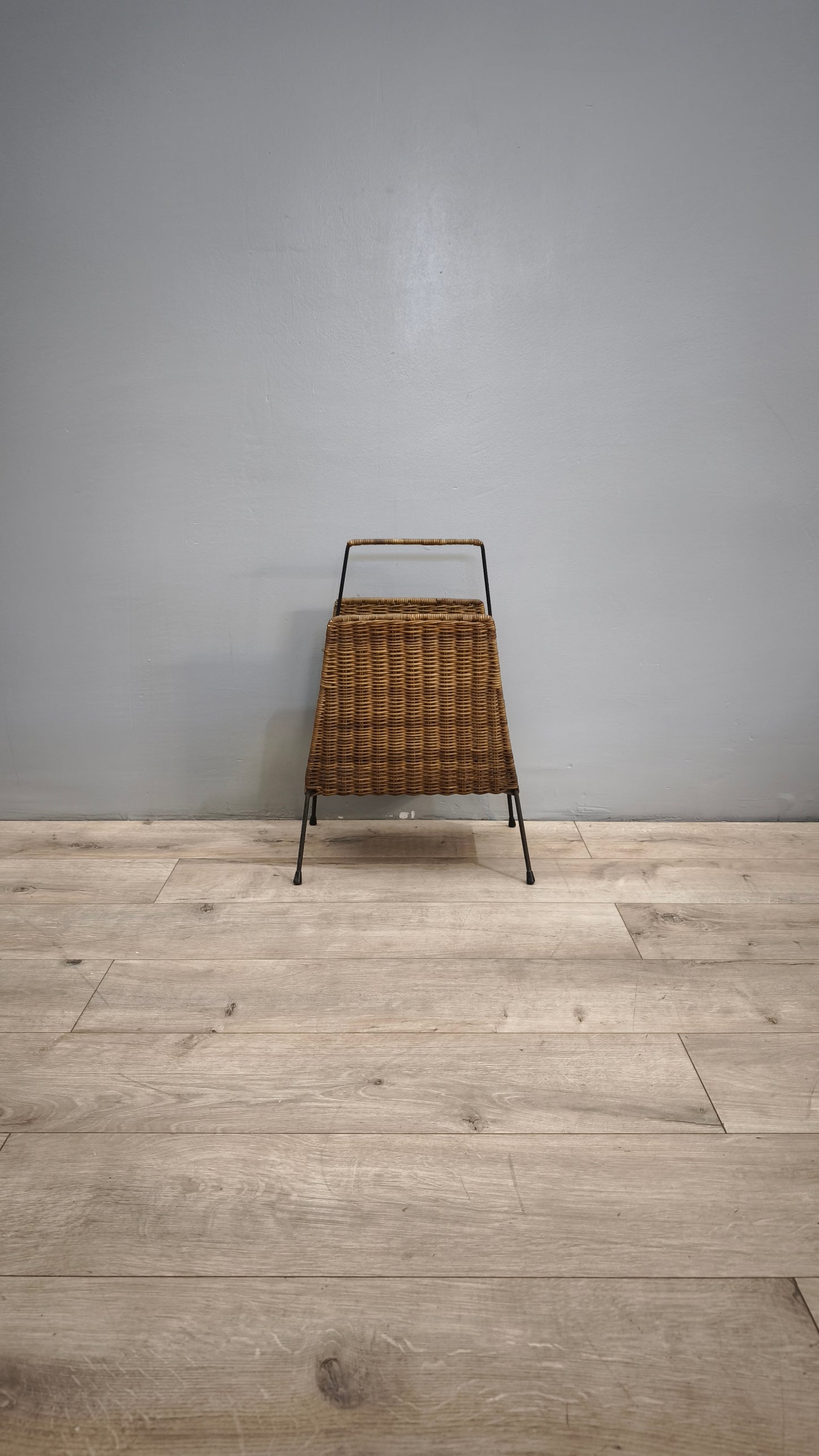 84218 Porta riviste in ferro e rattan