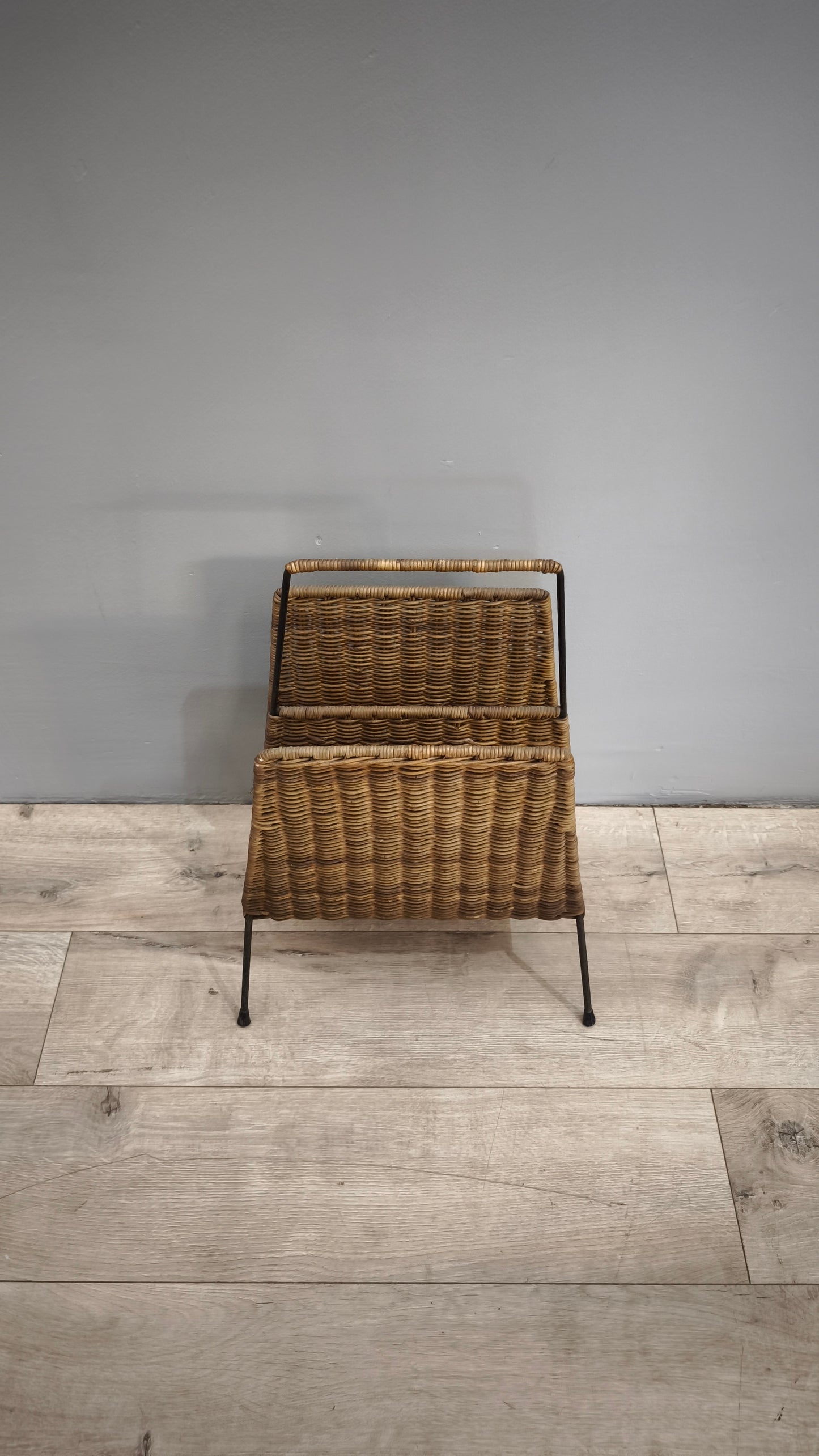 84218 Porta riviste in ferro e rattan