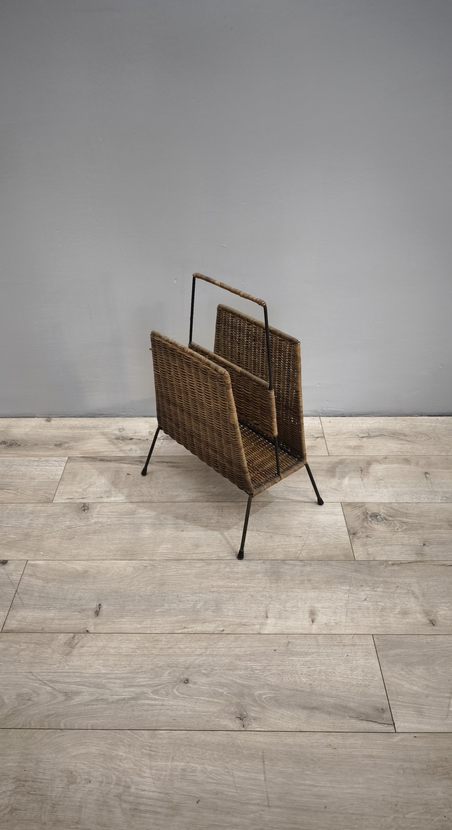 84218 Porta riviste in ferro e rattan