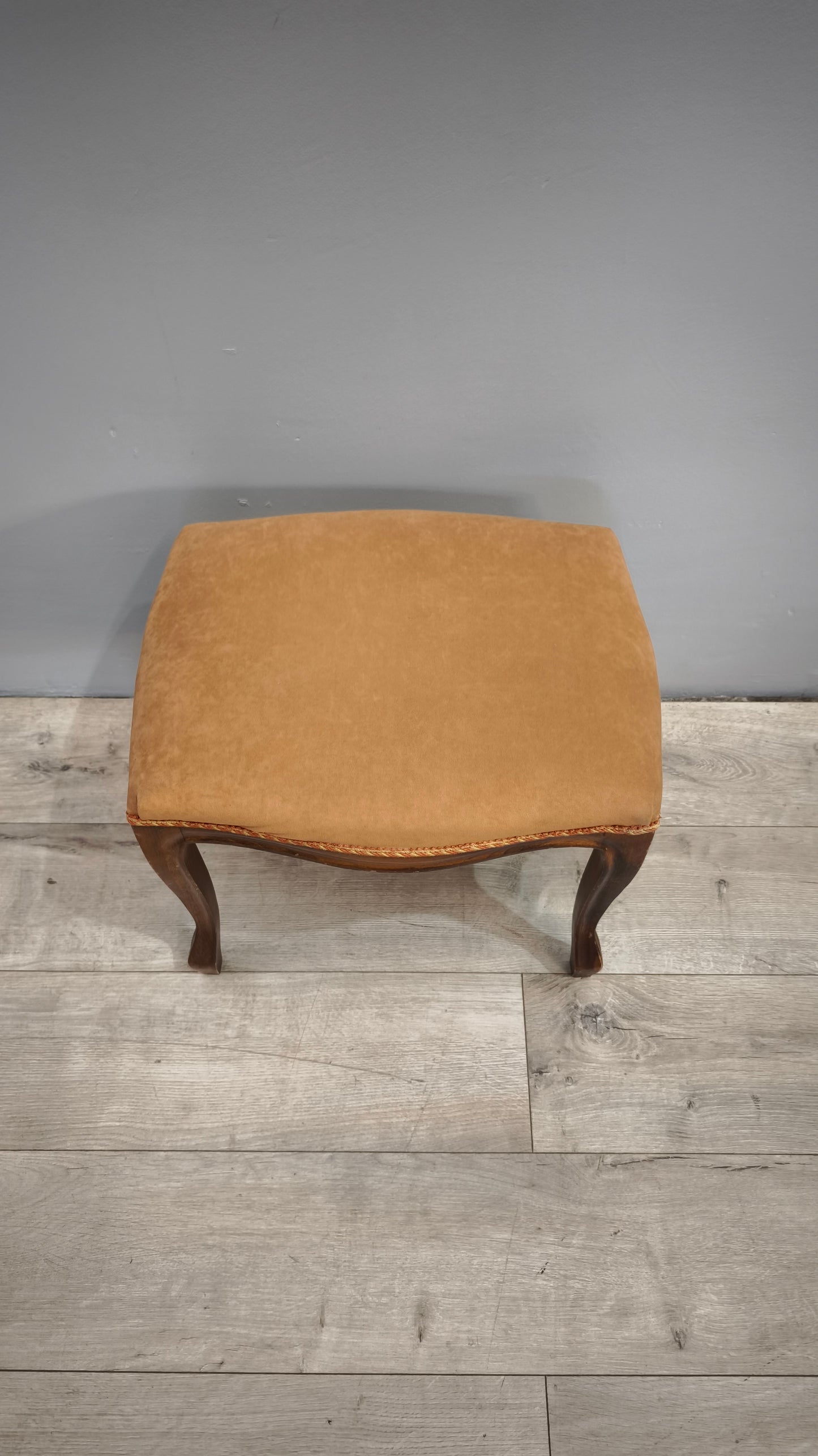 84220 Panchetto in legno e tessuto rosa