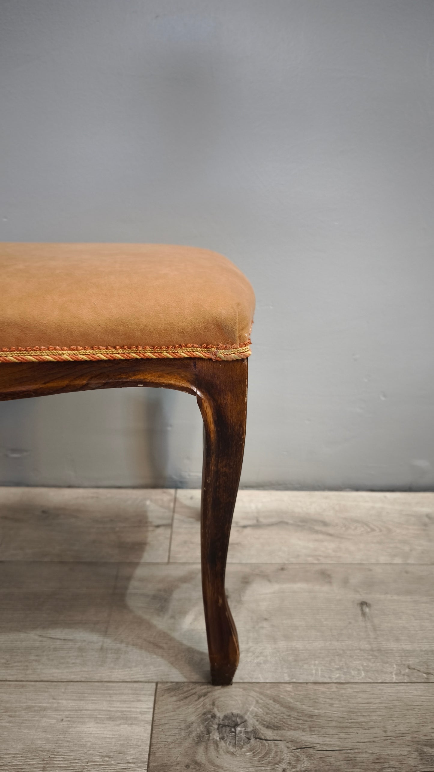 84220 Panchetto in legno e tessuto rosa