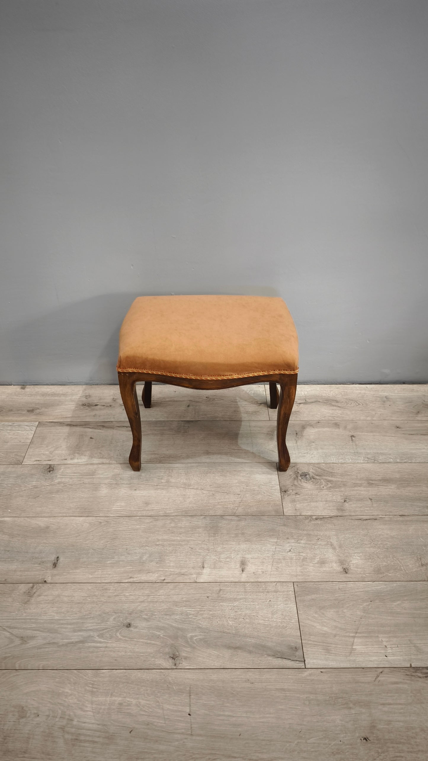 84220 Panchetto in legno e tessuto rosa