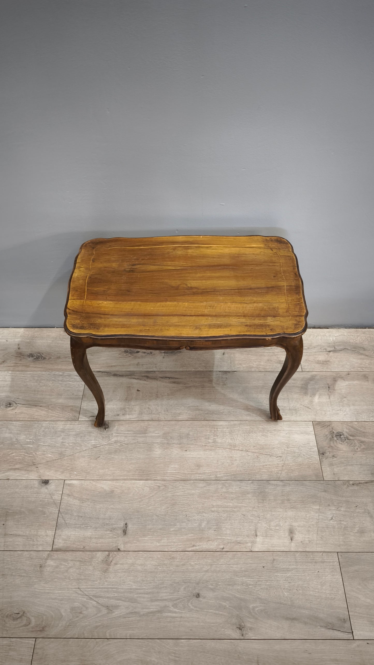 84229 Tavolo da salotto lastronato con piano rettangolare