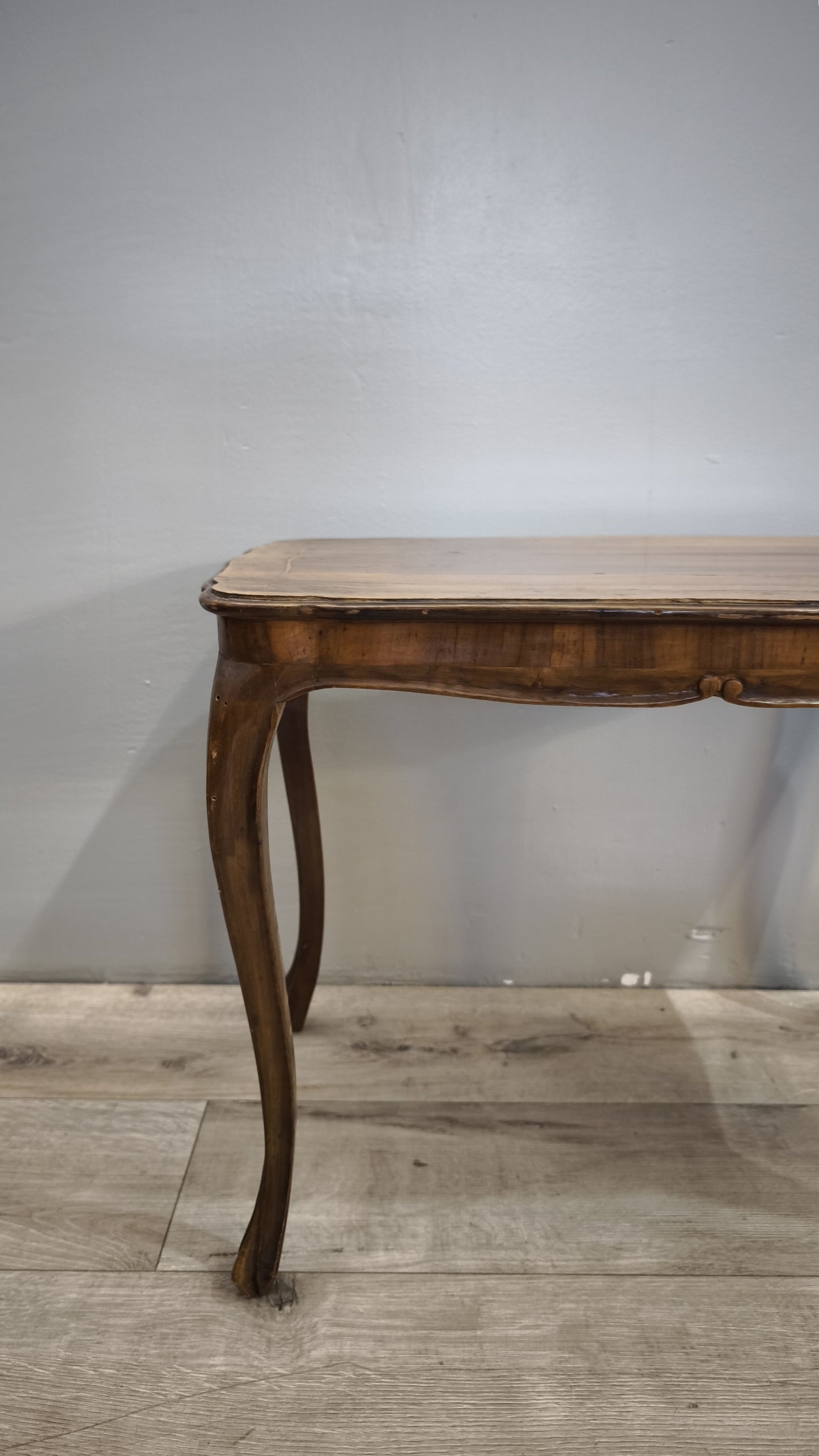 84229 Tavolo da salotto lastronato con piano rettangolare