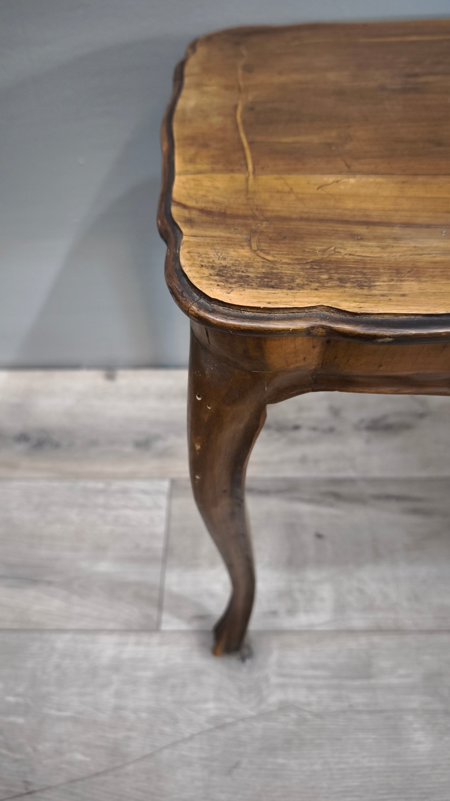 84229 Tavolo da salotto lastronato con piano rettangolare