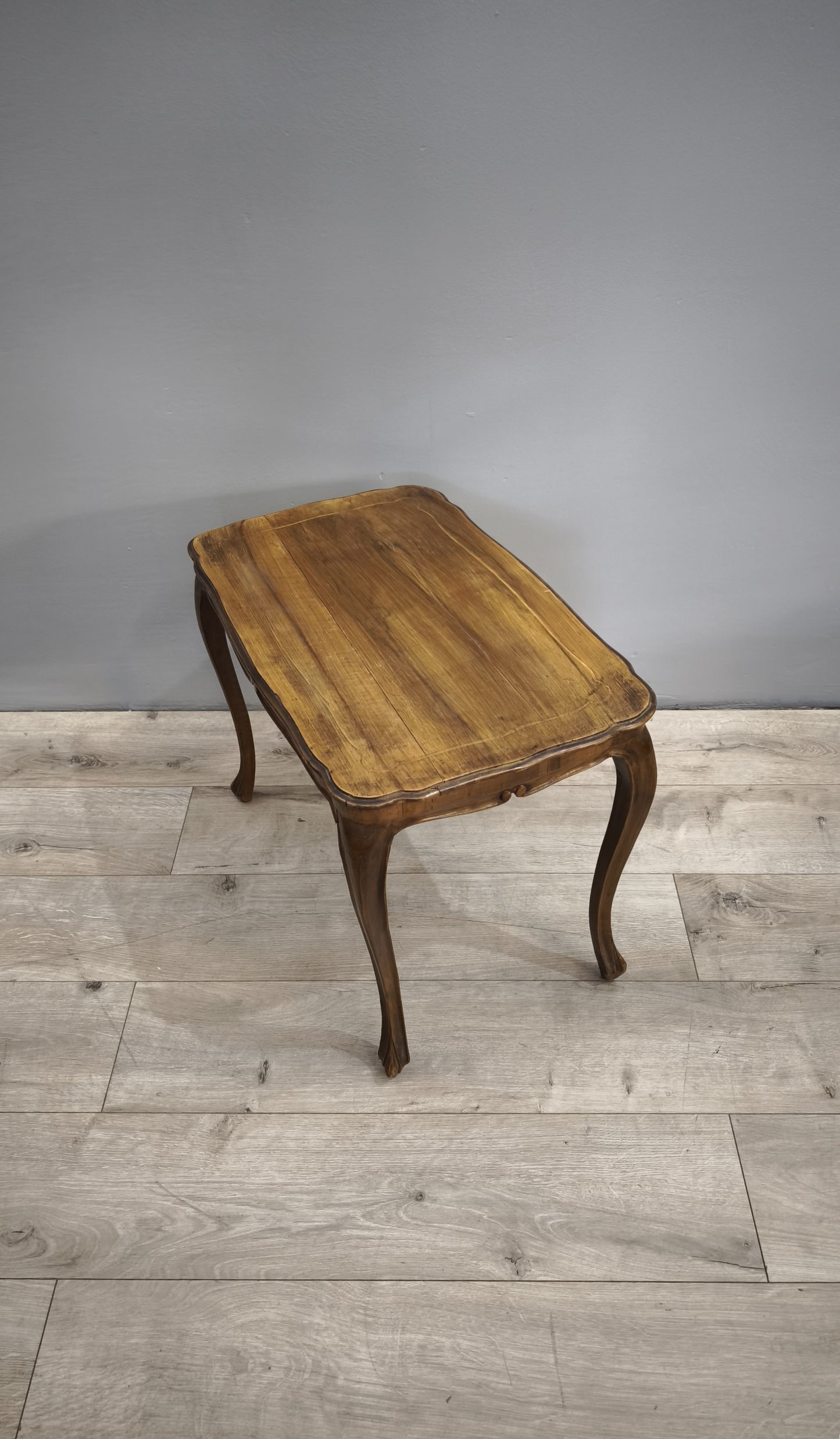 84229 Tavolo da salotto lastronato con piano rettangolare