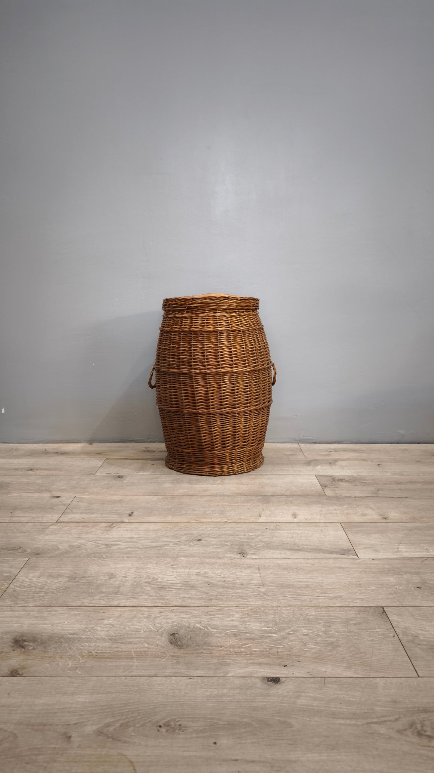 84233 Cesta in vimini con coperchio e maniglie laterali