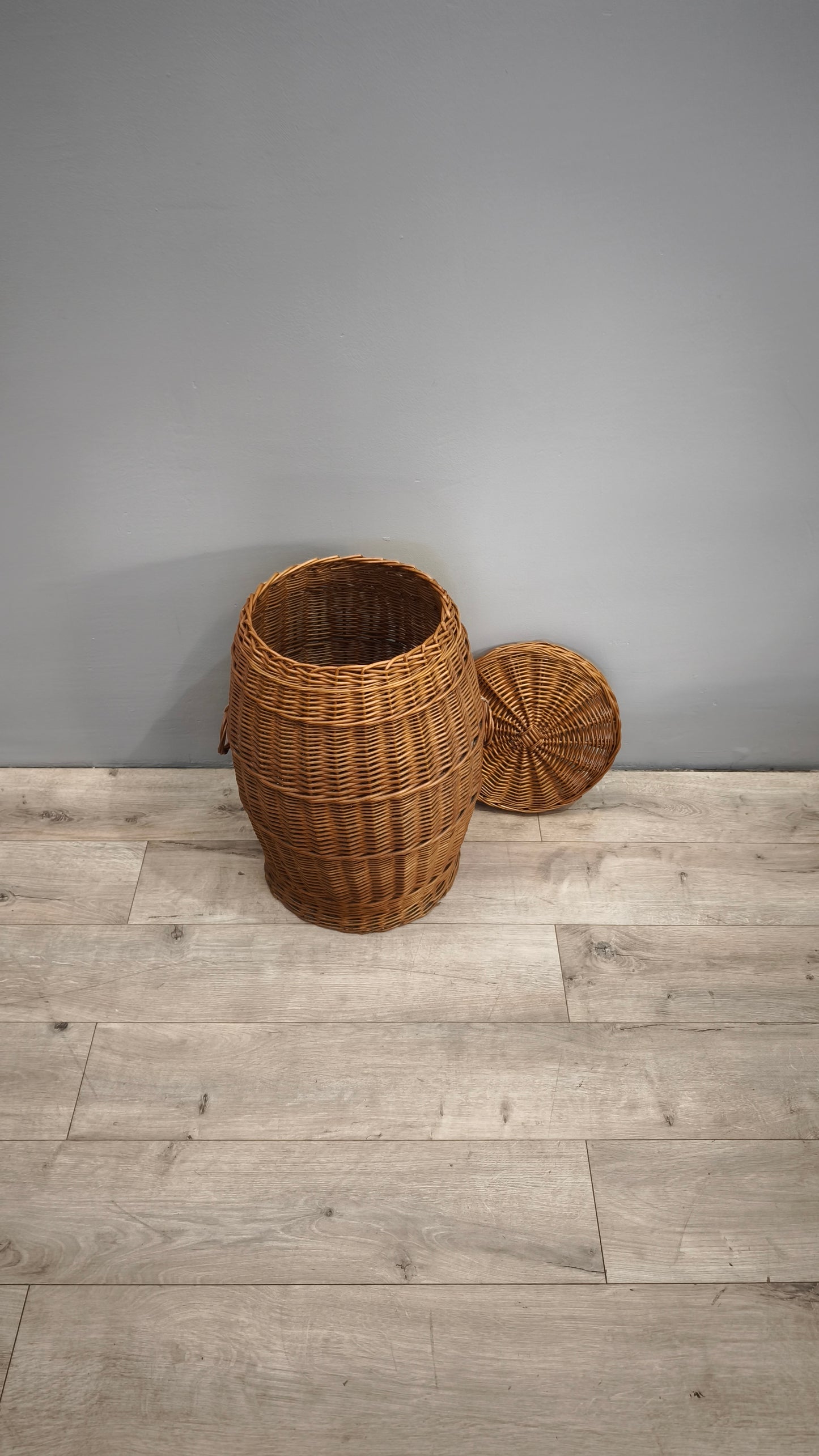 84233 Cesta in vimini con coperchio e maniglie laterali