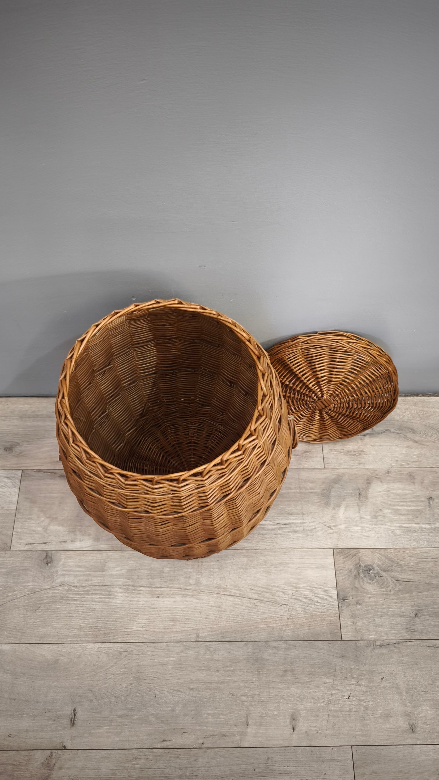 84233 Cesta in vimini con coperchio e maniglie laterali