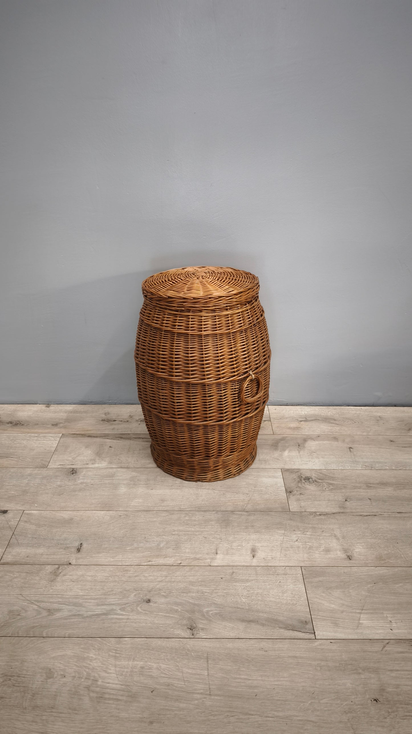84233 Cesta in vimini con coperchio e maniglie laterali