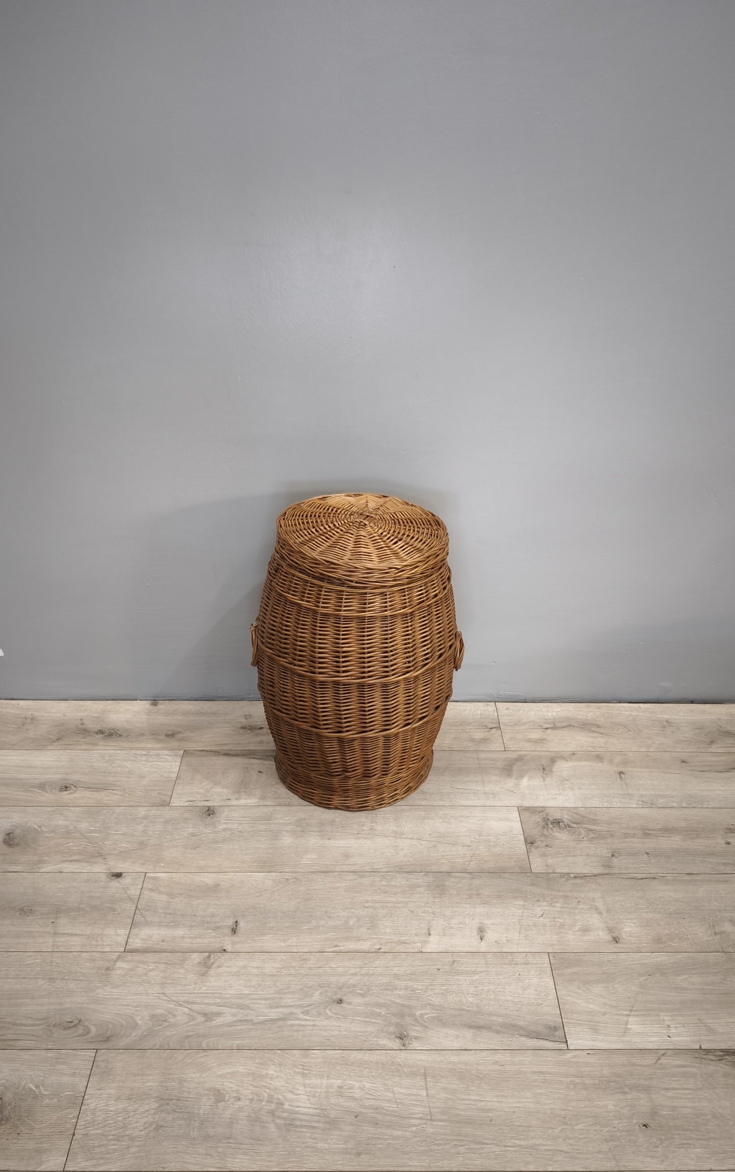 84233 Cesta in vimini con coperchio e maniglie laterali
