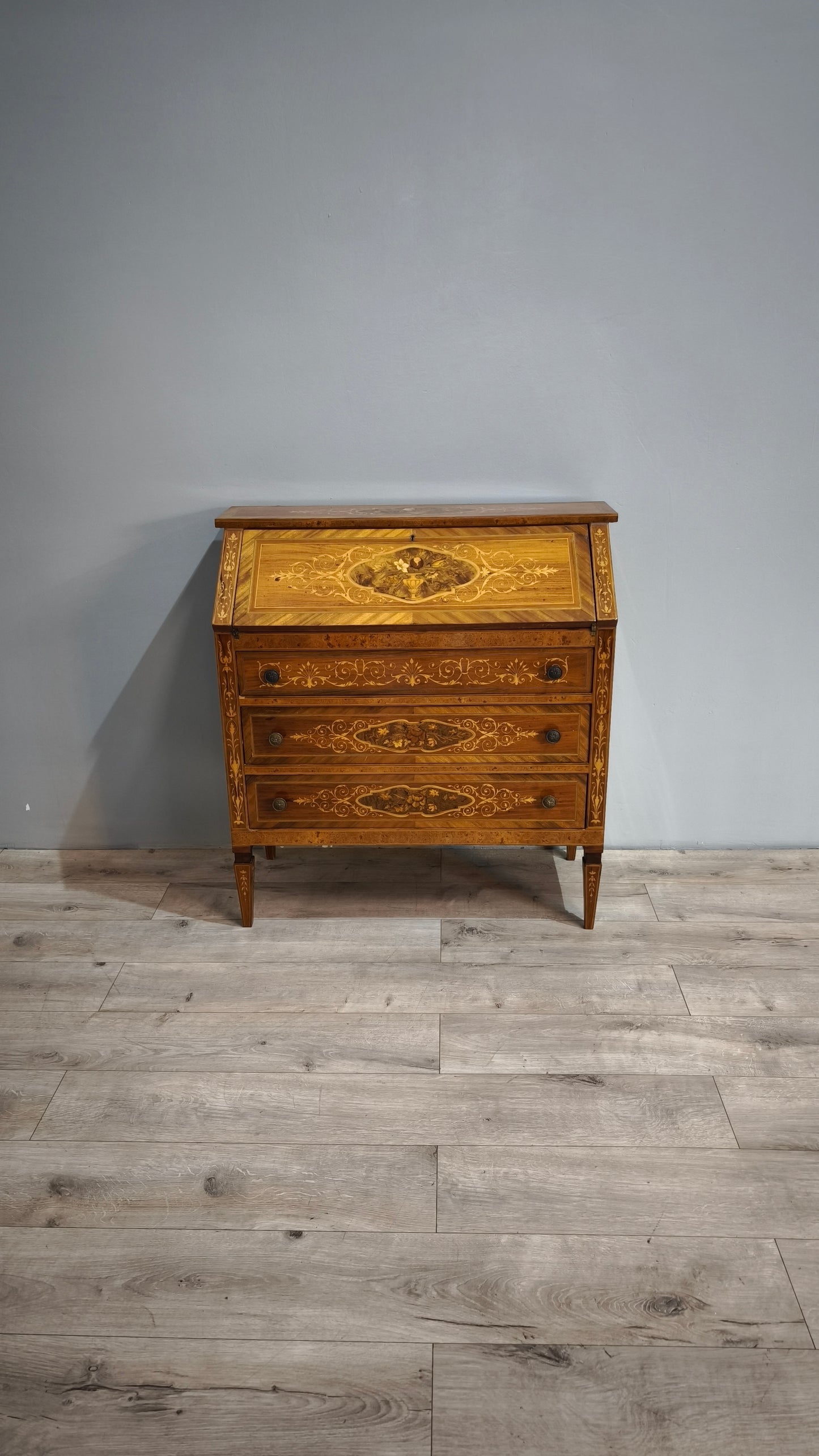 84217 Secretaire in legno intarsiato