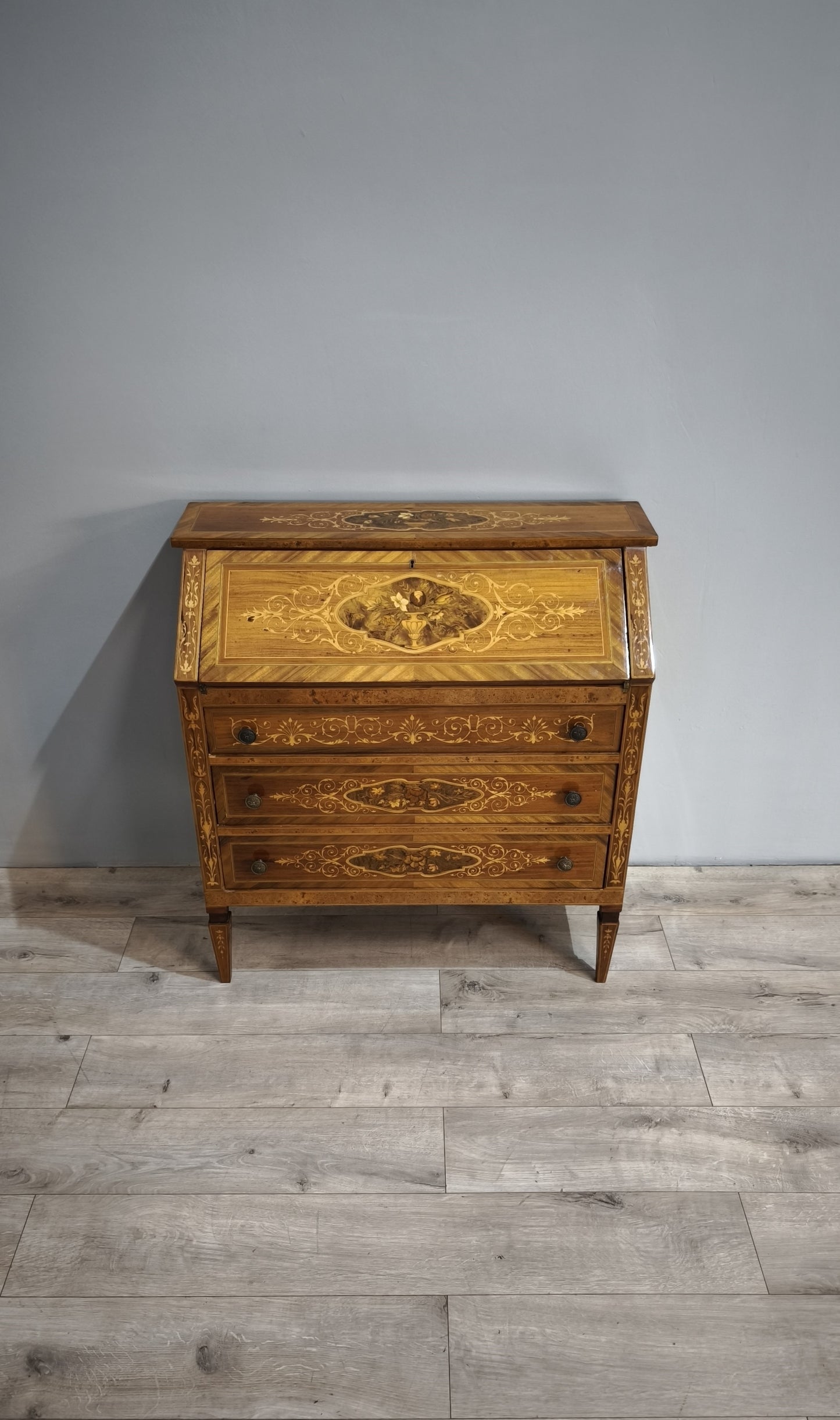 84217 Secretaire in legno intarsiato