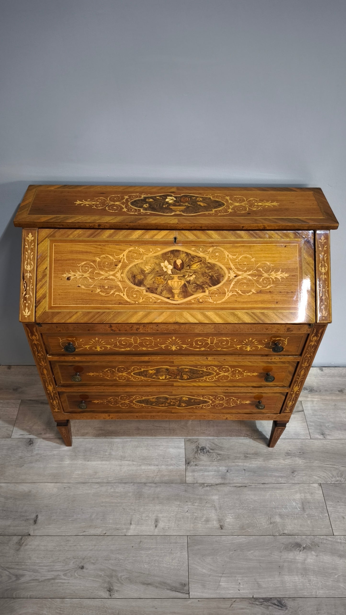84217 Secretaire in legno intarsiato