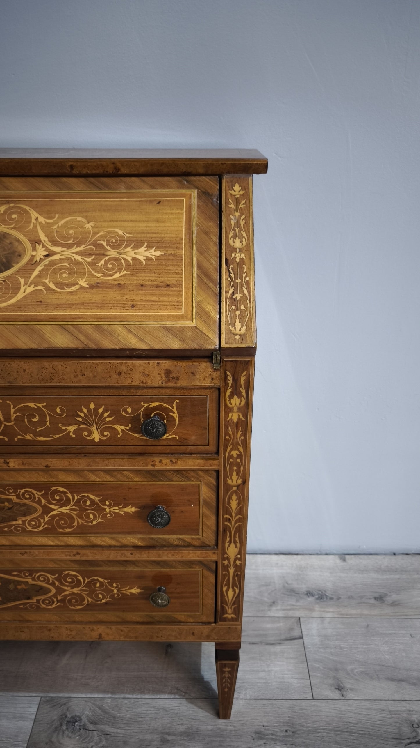 84217 Secretaire in legno intarsiato