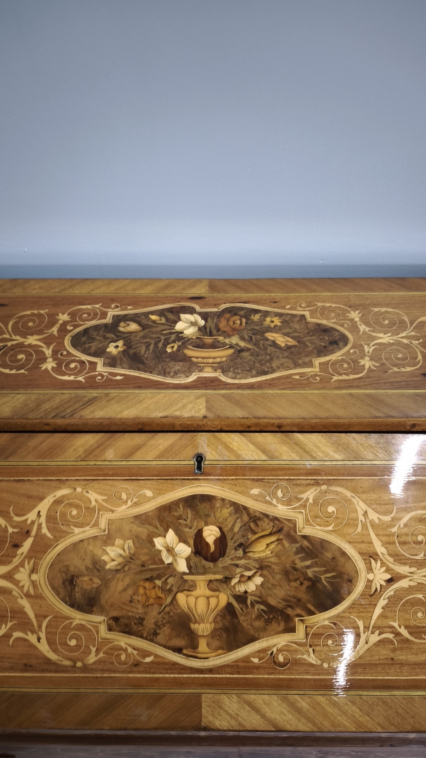 84217 Secretaire in legno intarsiato