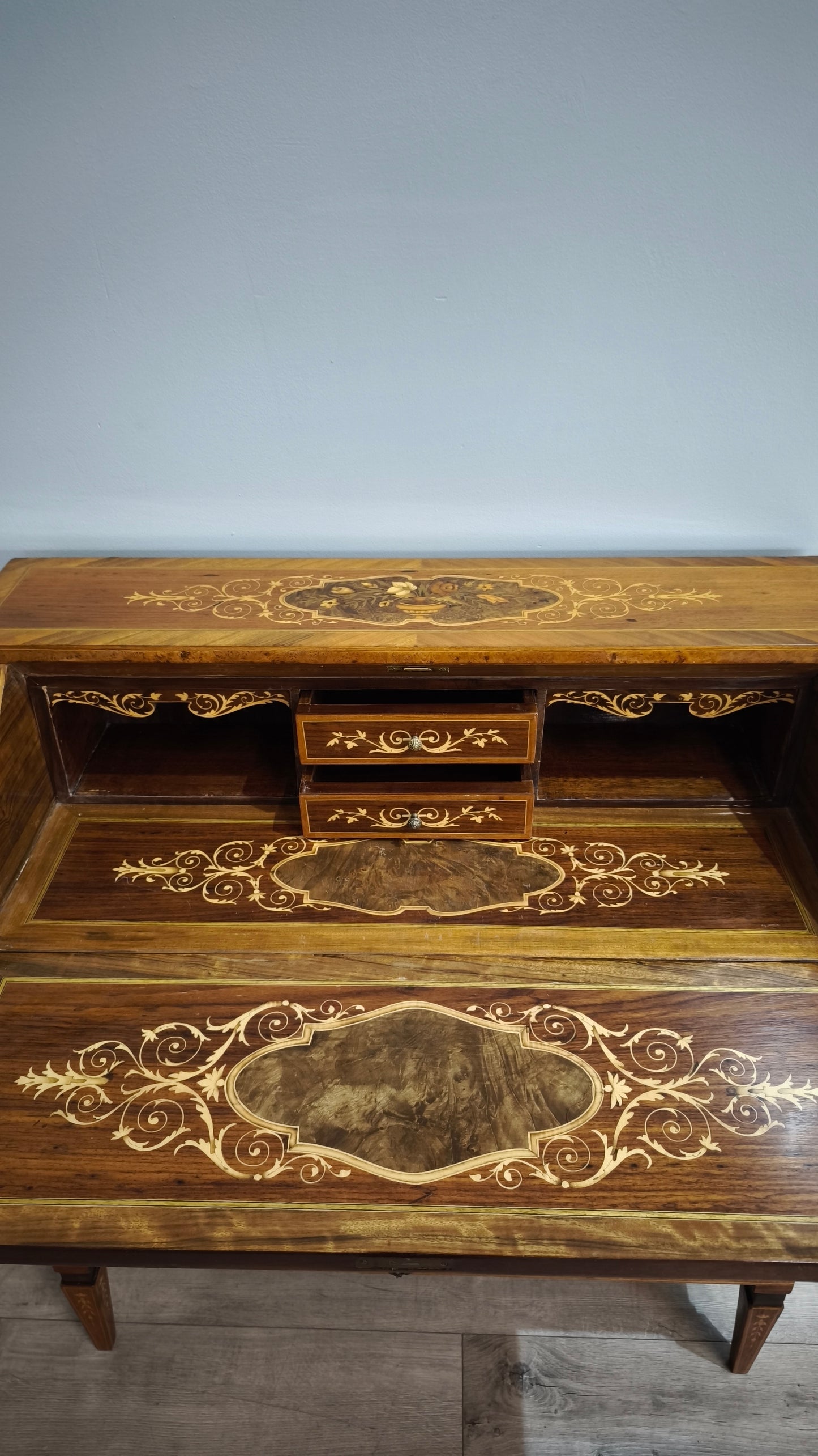 84217 Secretaire in legno intarsiato