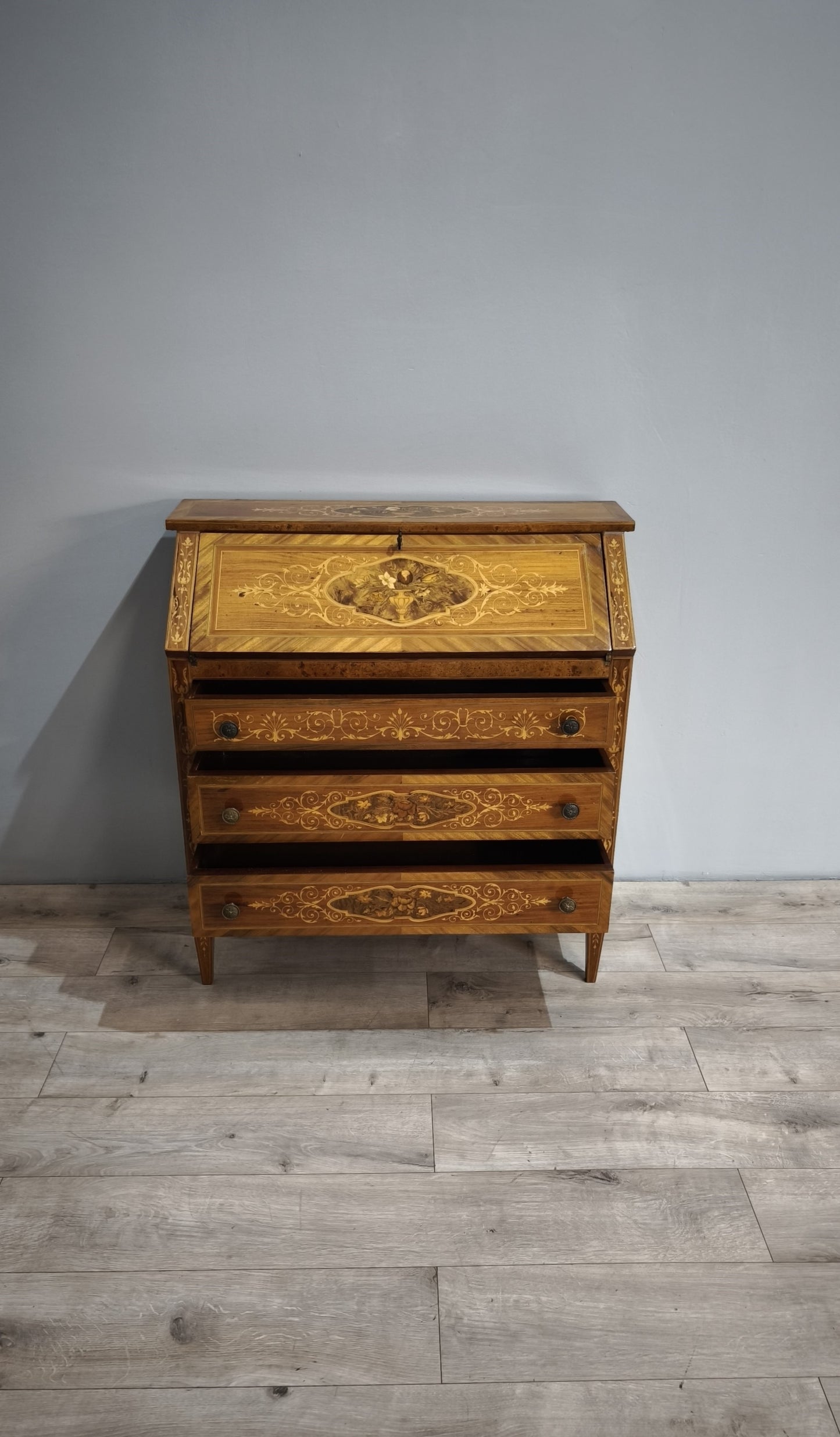 84217 Secretaire in legno intarsiato