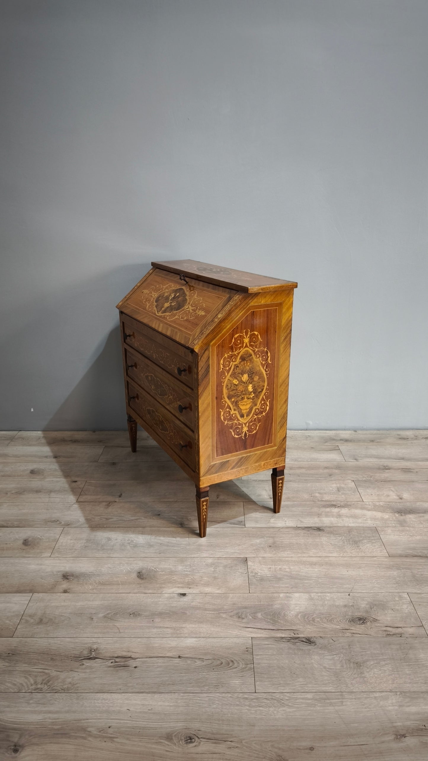 84217 Secretaire in legno intarsiato