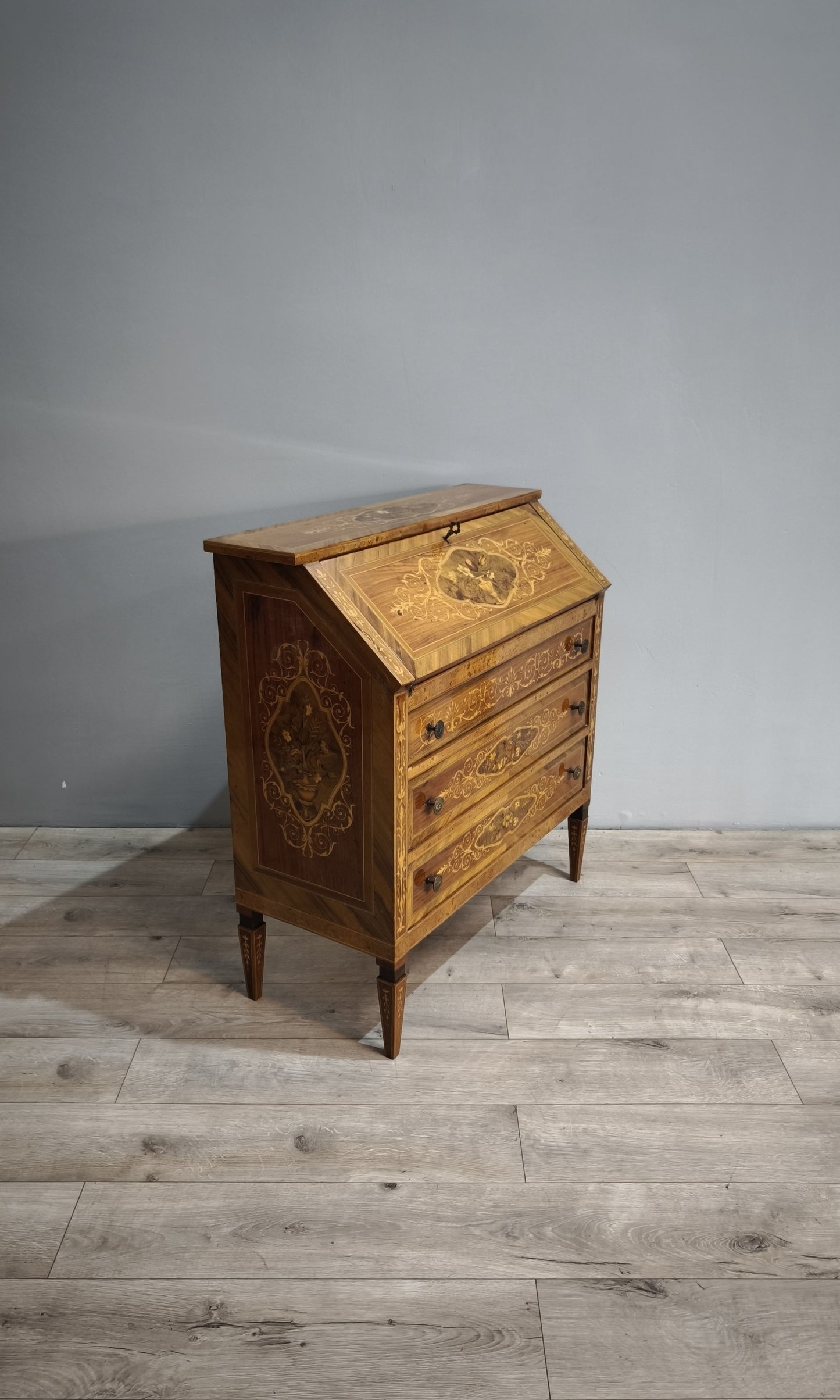 84217 Secretaire in legno intarsiato