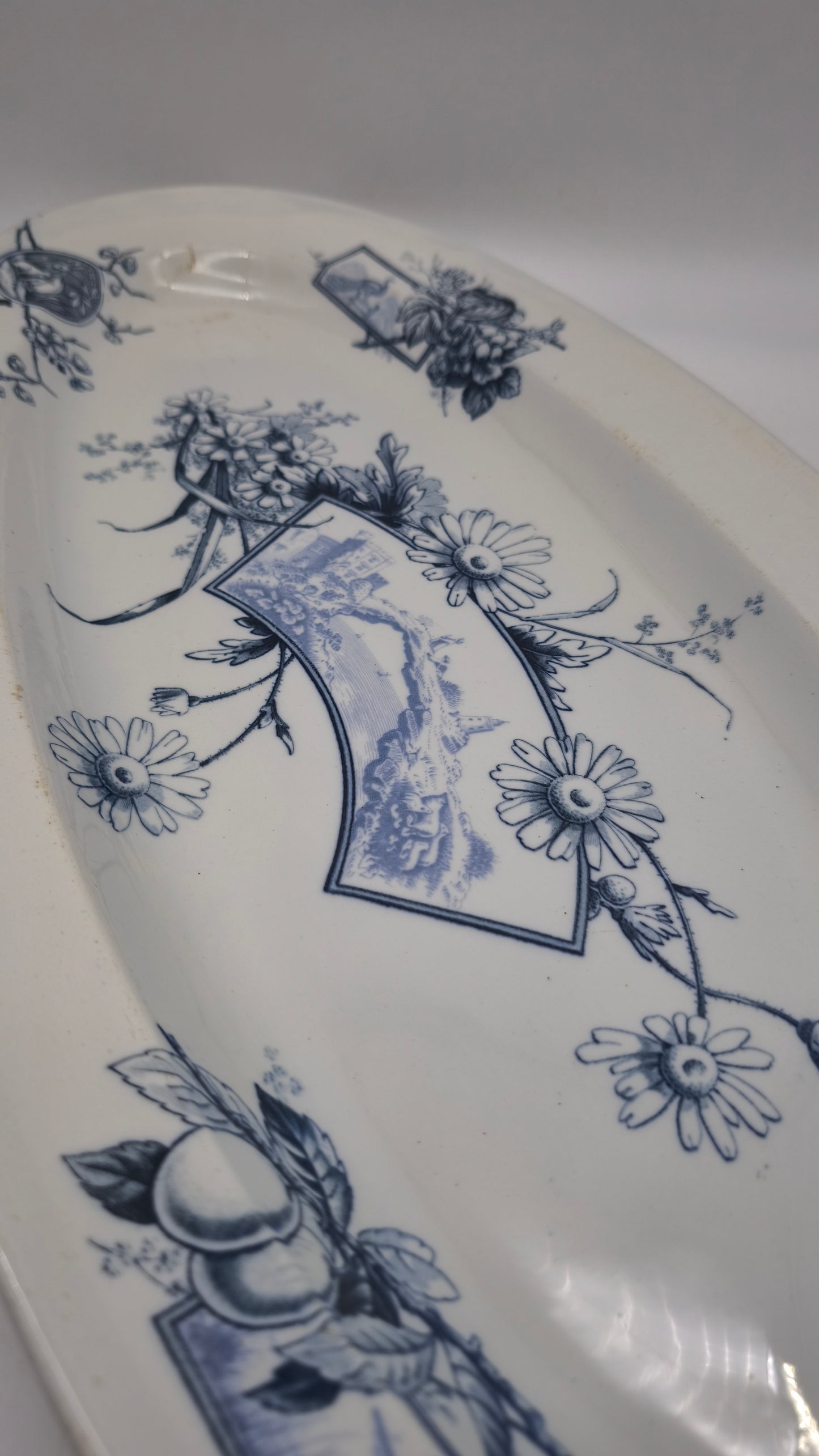 84225 Vassoio in ceramica decorata Richard
