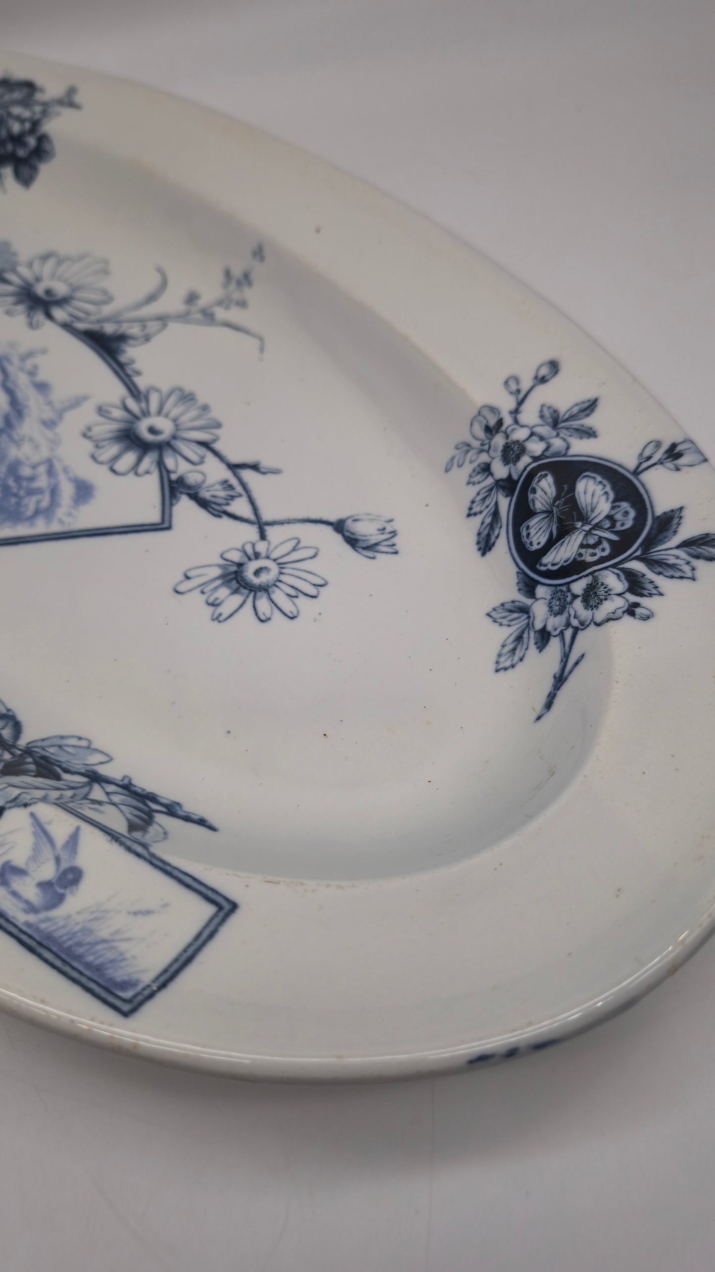 84225 Vassoio in ceramica decorata Richard