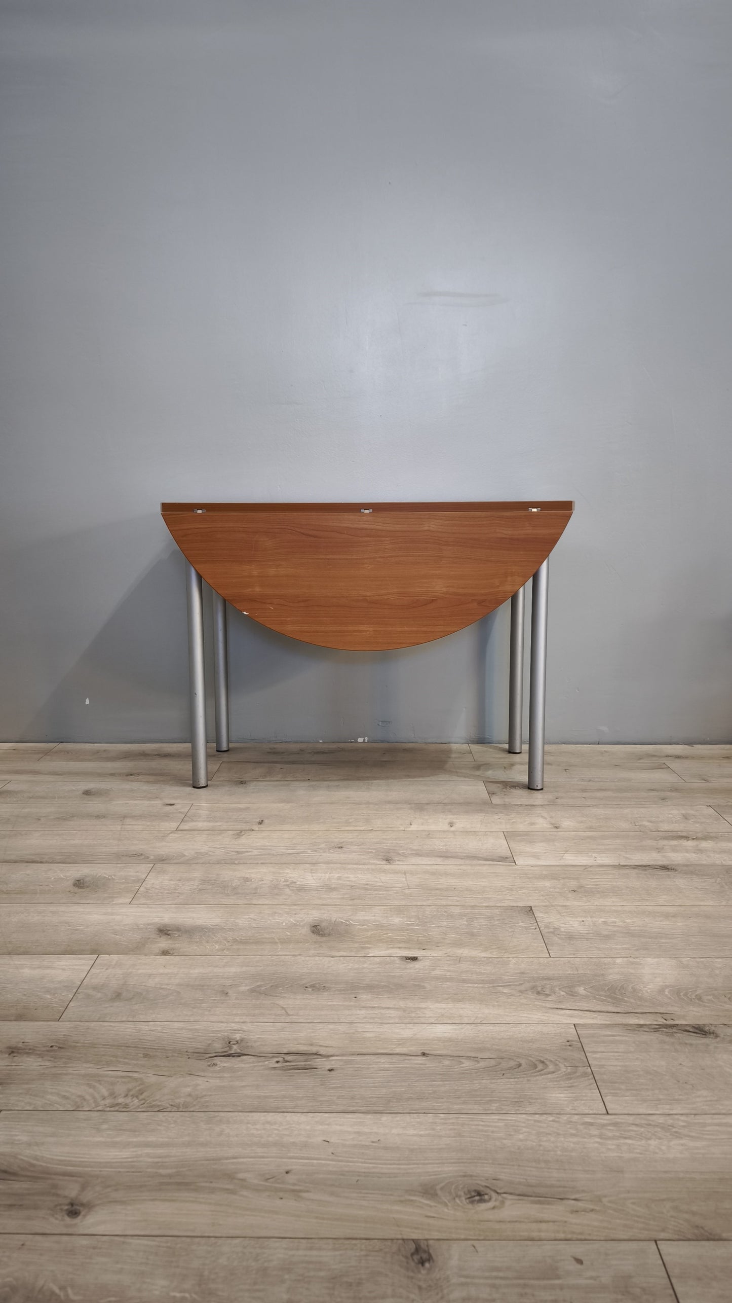84248 Tavolo a bandelle con gambe in ferro